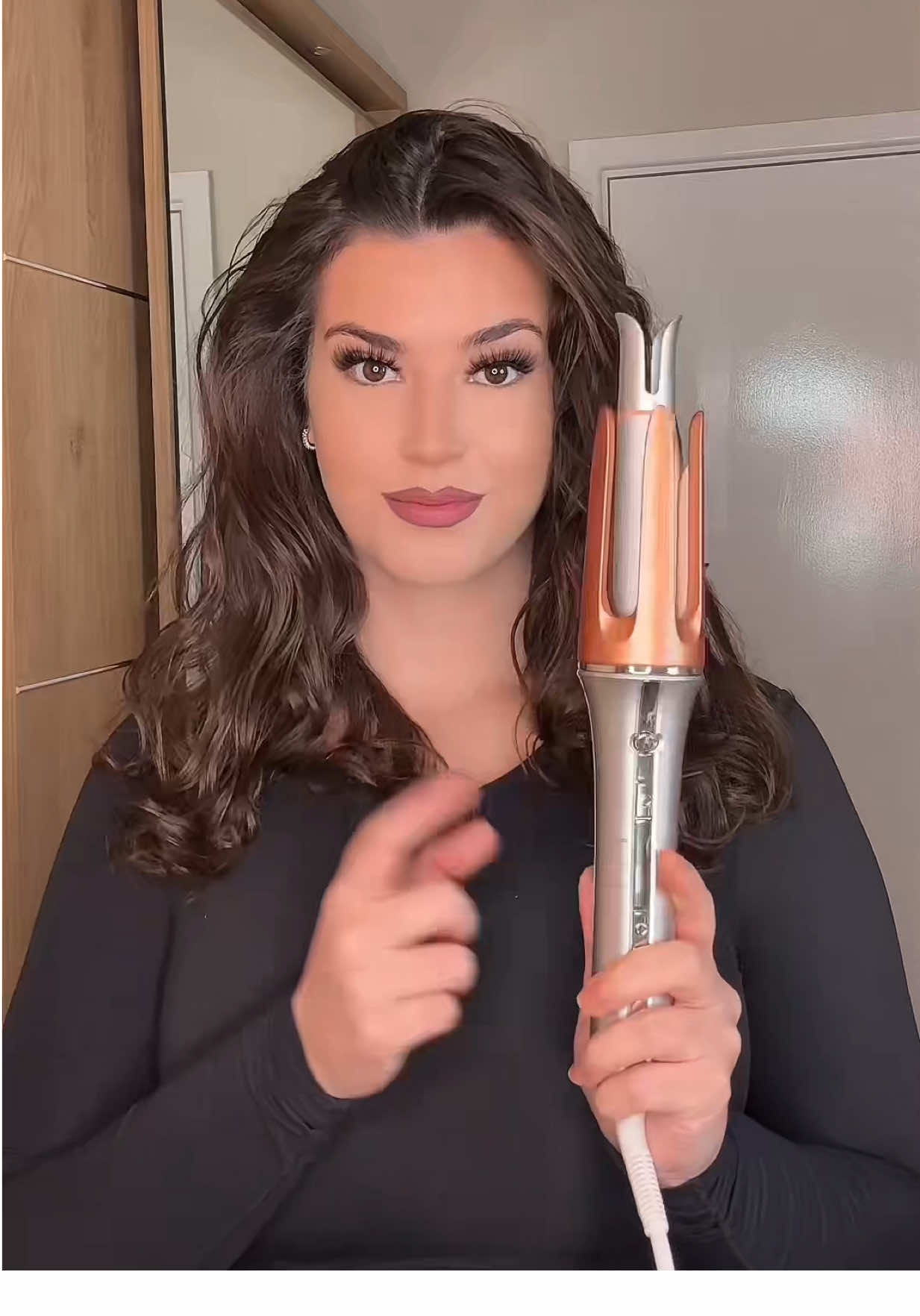 So quick & easy 😍 Do you LOVE/HATE the curls? 🤔 @SHEGLAM @SHEGLAM.HAIR #SHEGLAM #SHEGLAMHAIR #SHEGLAMItCurl #SHEGLAMHotStreak #curls #curlingiron #haircurler #hairtok #hairstyle #fyp #foryoupage 