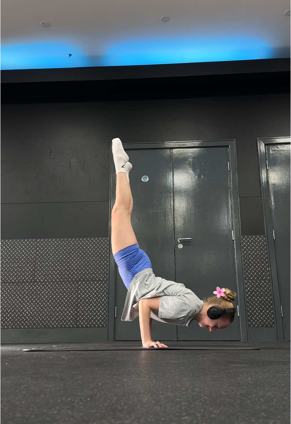 Starting my elbow lever to handstand journey! How long will it take?👀 #calisthenics #handstand #elbowlever 