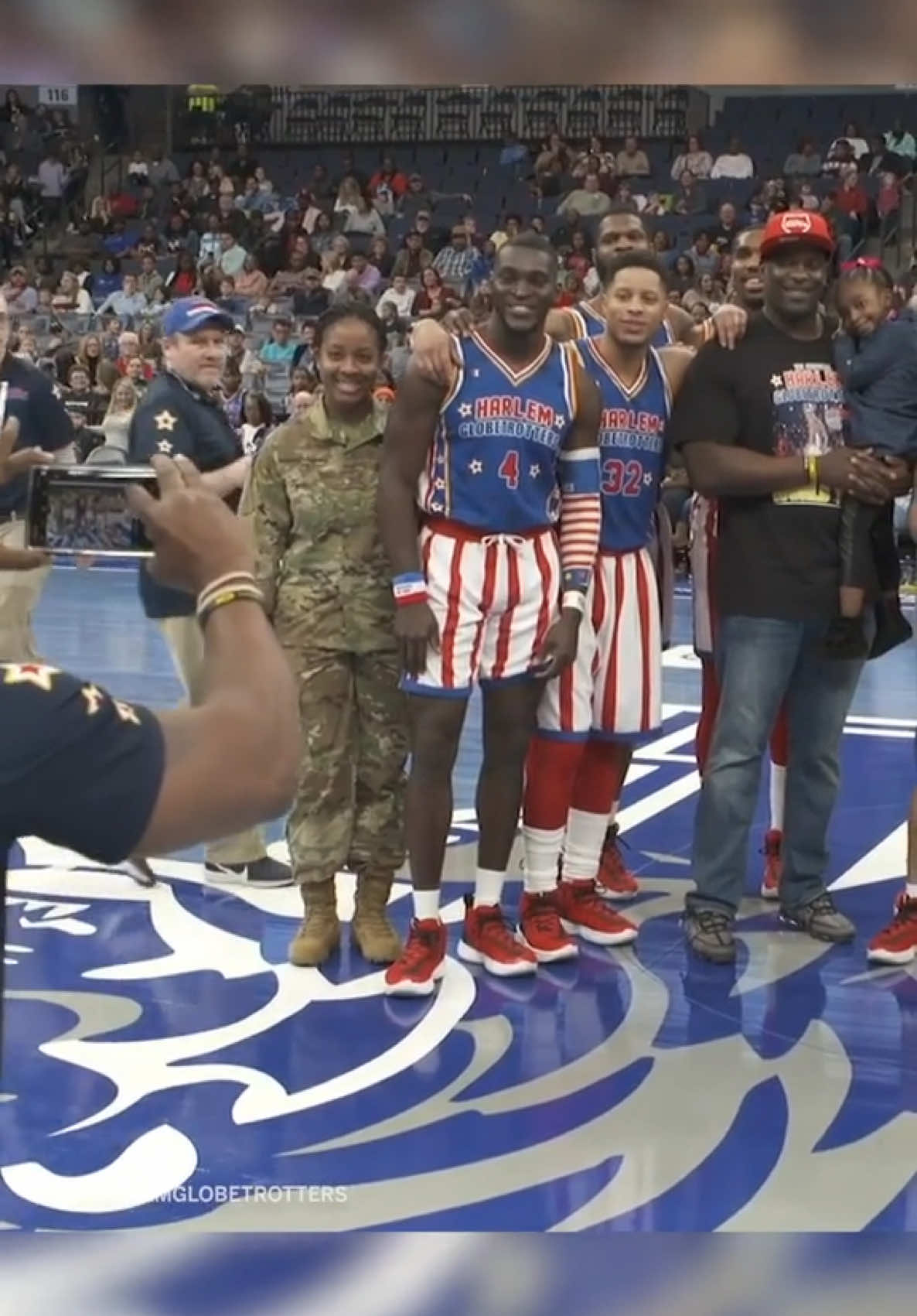 This mom surprising her daughter and boyfriend when she came home from Kuwait is everything. ❤️ (@HarlemGlobetrotters /IG) #NBA #basketball #sports #fyp 