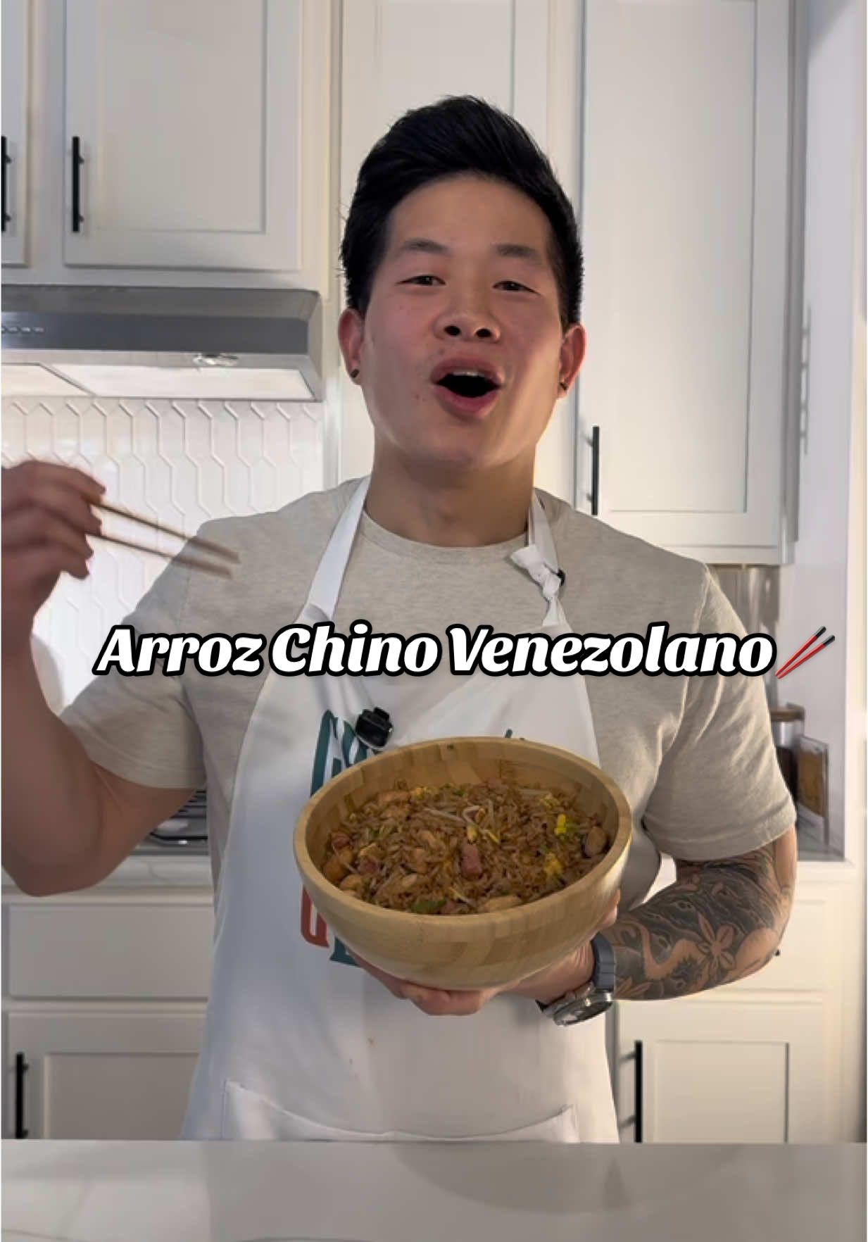 Receta del Arroz Chino Venezolano! 🍚🥢🇨🇳🇻🇪  Ingredientes: 	•	1 lonja de jamón gruesa 	•	1 cebollín 	•	1 pechuga de pollo  	•	3 huevos  	•	Brotes de soya al gusto 	•	3 tazas de arroz viejo cocido (idealmente de un día anterior) 	•	1 cucharadita de glutamato monosódico (Ajinomoto) 	•	Aceite para cocinar Marinado del pollo: 	•	2 cucharadas de salsa de soya 	•	1 cucharada de salsa de ostra 	•	1/2 cucharada de aceite de sésamo 	•	1 pizca de sal 	•	1/2 cucharada de azúcar 	•	1/2 cucharada de fécula de maíz o Maizena Salsa de soya para pintar el arroz: 	•	Salsa de soya clara 	•	Salsa de soya oscura