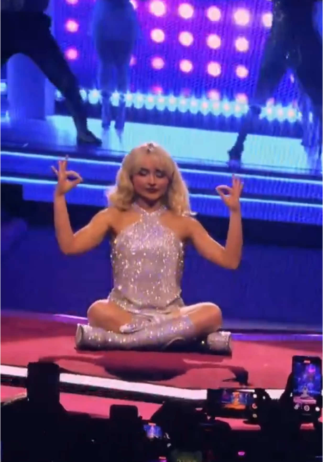 Have you ever tried this one? I’m sorry but girl WHAT was THIS? @Sabrina Carpenter did a meditation pose for her new Juno position tonight in Dublin  #sabrinacarpenter 