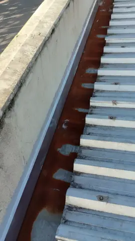 Beiral da telha com vazamentos. Impermeabilização do frontal da telha sanduíche.