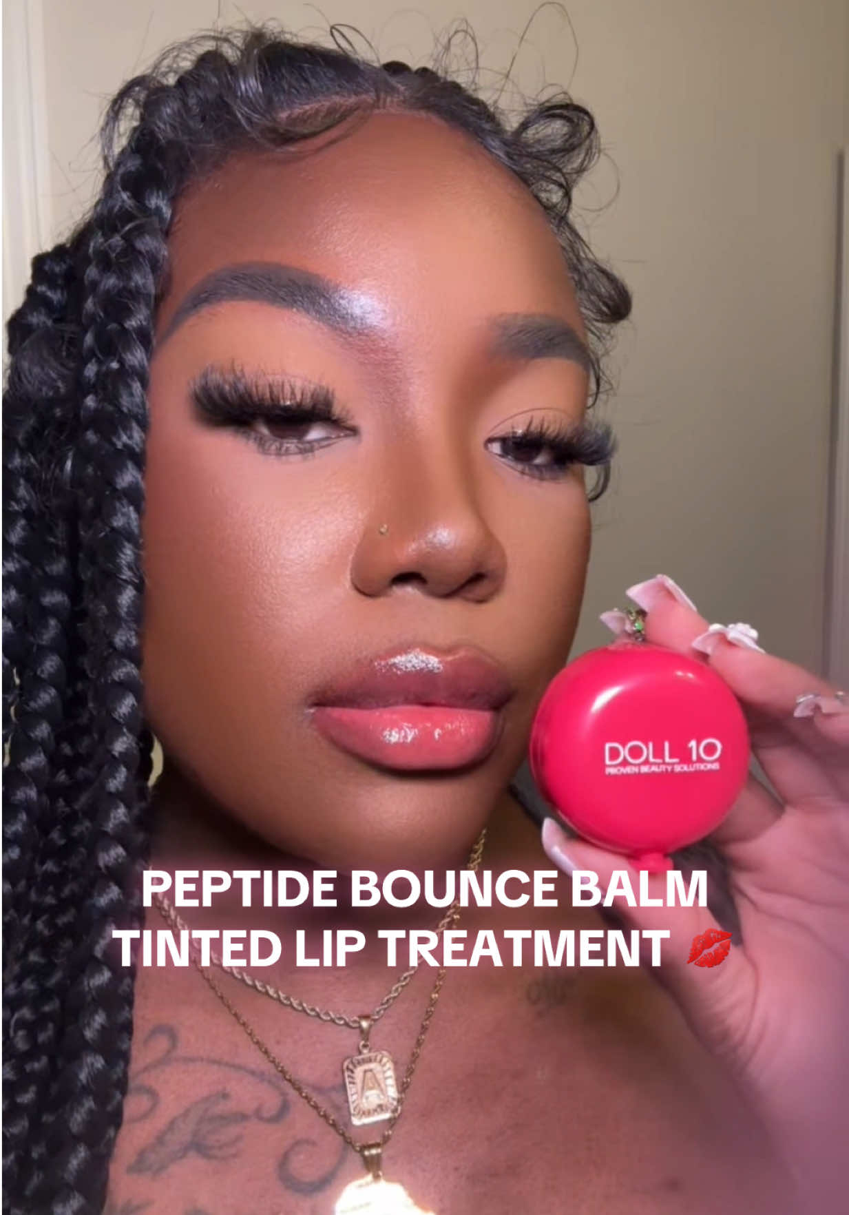 Tinted lip treatment that PLUMPS & has a BUILT-IN APPLICATOR? Say less! 🙌💋💄  The STUNNING @GLAMMUVA wears shade Juicy Strawberry for the perfect hint of tint & bouncy hydration that lasts ALL DAY! 🫦😍🩷🍓 #tintedlipbalm #tintedliptreatment #tintedlipmask #liptreatment #doll10beauty 