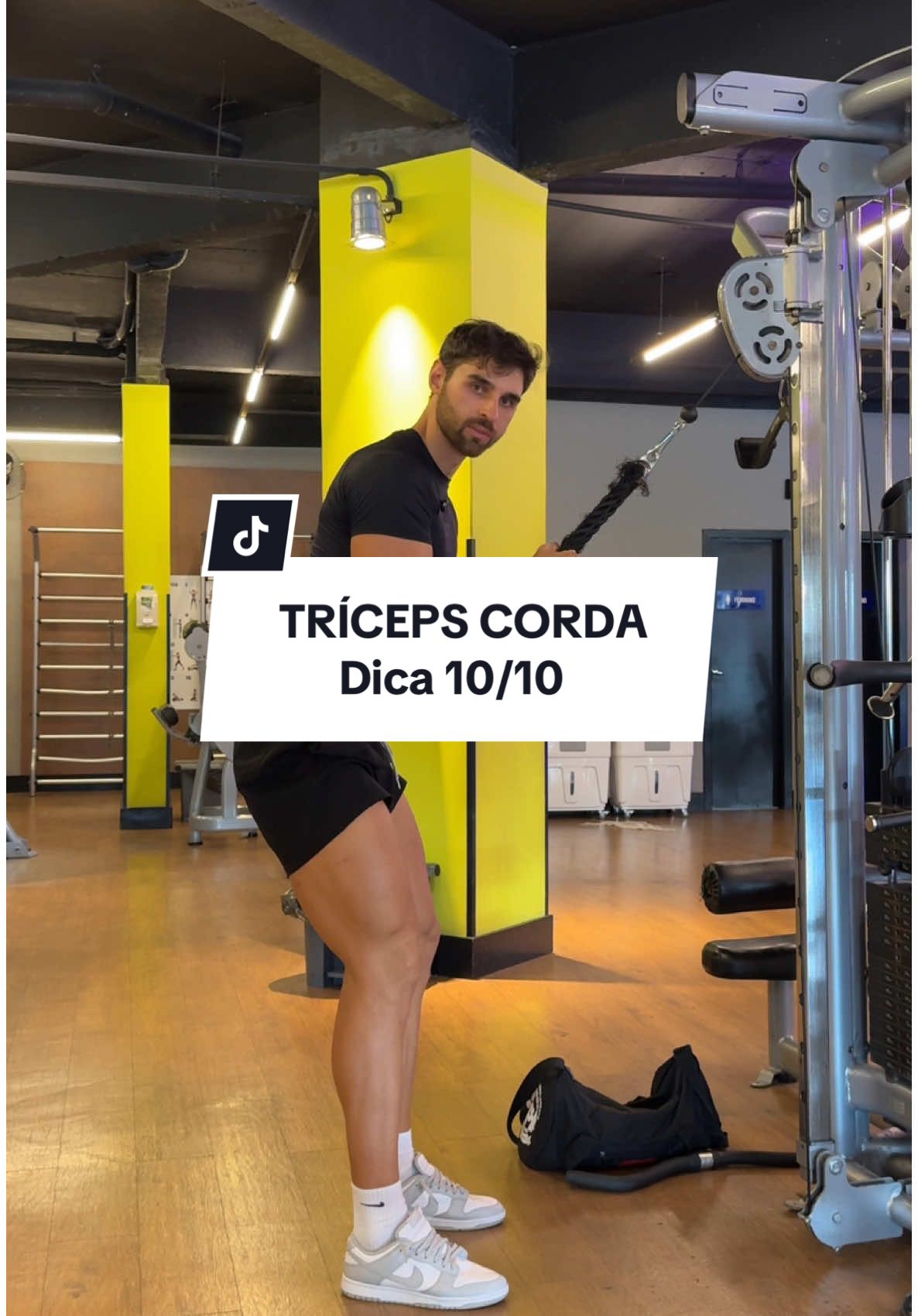 Se você segue o @eilucao, você não erra na academia! Descubra nesse vídeo como um martelo e uma mesa podem transformar o seu exercício! 🔨🪑 Curtiu meu look? Você encontra no site da @growth! Aproveite os descontos usando meu cupom 🏷️ LUCAO. Comenta aqui se você já conhecia essa dica! ⬇️🔥 #triceps #dicadetreino #treinodetriceps #musculação 