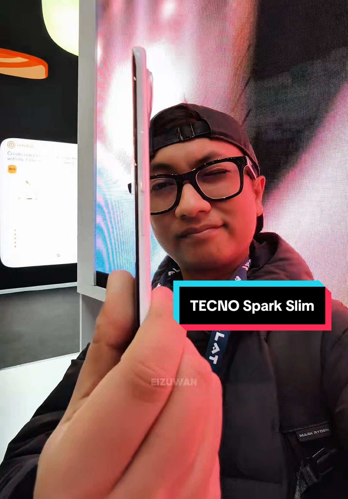 Nipis betul TECNO Spark Slim ! Battery 5200mAh , berat under 140gram je and pakai curve AMOLED display 🤯 #eizuwan #fulamak #techtok #tecnosparkslim #mwc2025 