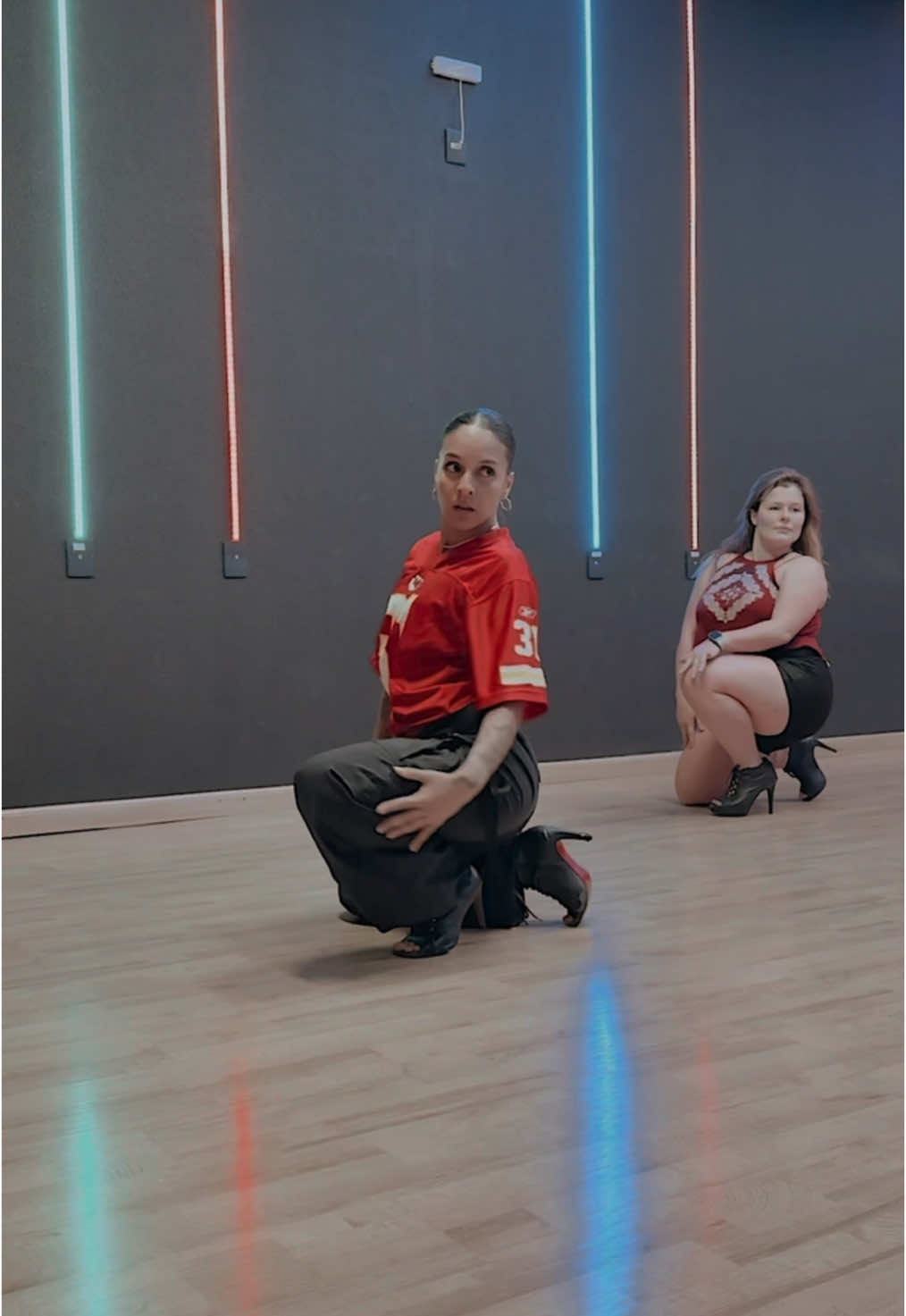 Torcendo pra essa aqui não ser mutada pq AMEEEEI essa aula do @Vini Martins 😮‍💨🤌 | na casinha @donz_danca  #foryou #fyp #foryoupagе #dance #stiletto #heels 