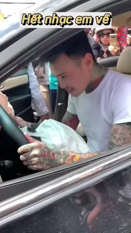 Hết nhạc con về.