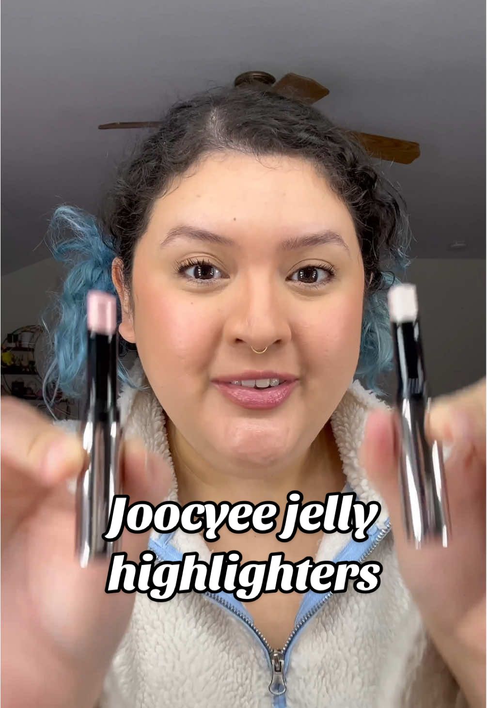 Every look can use a subtle touch of glitter imo #jellyhighlighter #jooycee #cbeauty #makeupreview #creatorsearchinsights  