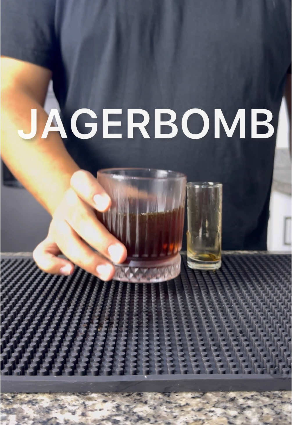 CÓCTEL JAGERBOMB.  Recuerden que no es para nada recomendable combinar bebida alcohólicas con energizante.  • 45 ml o 1.5 oz jagermeister.  • energetizante como redbull o monster.  #tragos #cocteles #cocktails #drinksideas #viral #parati 