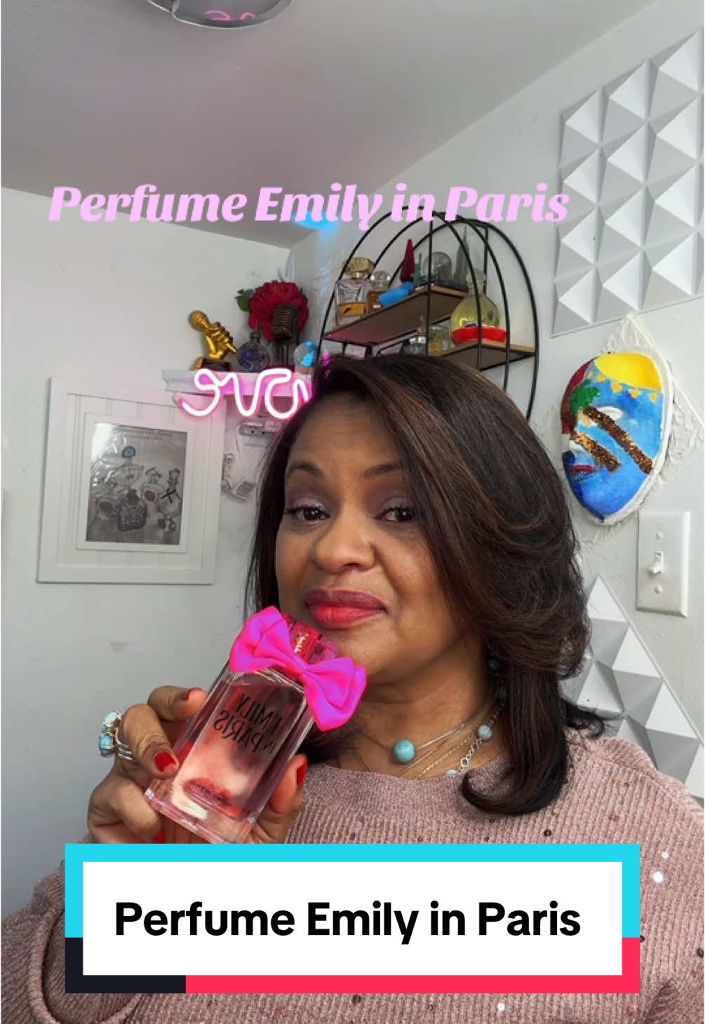 🌟 ¿Lista para robar miradas al estilo Emily? 🌟 Siento que Emily in Paris llegó a llenar el vacío que nos dejó Sex and the City, y su perfume no se queda atrás. 💕 Este floral afrutado está súper bien logrado y no huele para nada a “perfume barato”. Aunque está pensado para un público más joven, las maduras también podemos disfrutarlo. ¡Es pura elegancia parisina! ✨ Si Emily in Paris fuera un aroma, ¡sería este! Un floral afrutado con el encanto de París y la audacia de Emily. 🌸🍐💫 💖 Notas olfativas: ✨ Salida: Neroli seductor, pera francesa, grosella negra silvestre 🌹 Corazón: Rosa parisina, jazmín etéreo, lirio del valle 🔥 Fondo: Ámbar suave, almizcle sexy, musgo de roble esmeralda Un perfume que encapsula el romance, la seducción y la feminidad con puro Parisian style. 🗼💋 ¿Lista para brillar como la mismísima Emily? #PerfumeLovers #ParisianStyle #EmilyInParisFragrance #FrenchChic@Michel Germain Parfums 