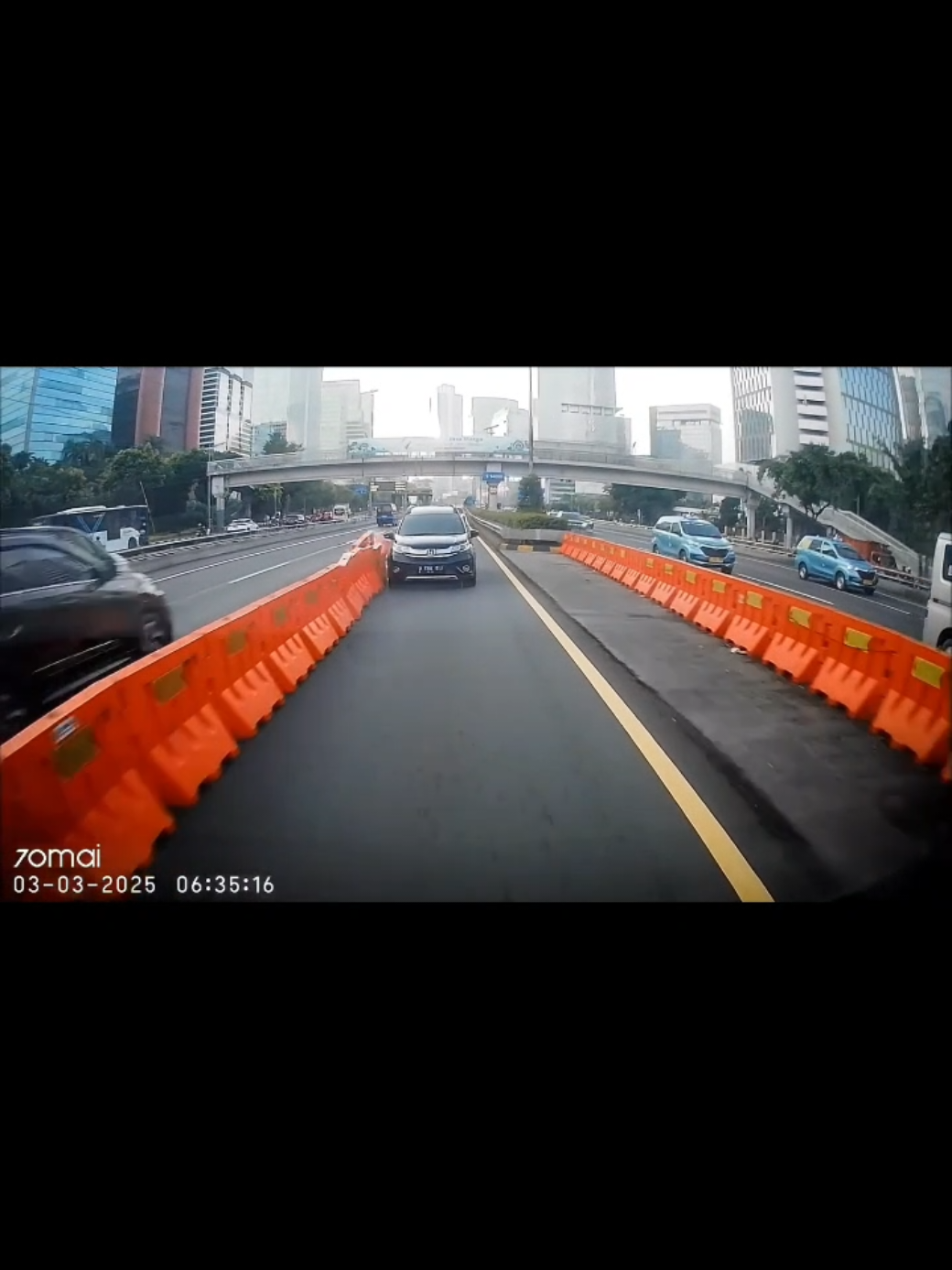 Kejadian tanggal 3 Maret 2024 jam 6:34 saat contraflow arah semanggi.  Entah pengemudi ngantuk atau main hp, tapi mobil selalu agak deket sama pembatas atau pun oleng. Sampai akhirnya men4br4k pembatas di dekat gerbang tol semanggi dan pembatas kena mobil dari lawan arah. Semoga korban bisa bertemu dengan pengemudi mobil Honda BR-V plat B 1394 KIJ dan menyelesaikan nya dengan damai.   #dashcam #dashcammobil #dashcammotor #dashcamindonesia #dashcamindo #otomotif 