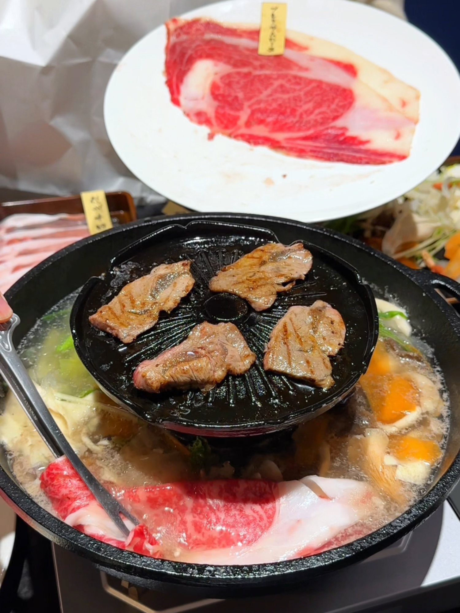 《今1番おすすめしたい焼きしゃぶ専門店(The most recommended grilled shabu specialty restaurant)》 【店名(StoreName)】  焼きしゃぶ.jp池袋 @yakishabujp Yakishabu.jp Ikebukuro 【場所(Place)】 東京都　池袋 Nukariya Building B1, 1-16-20 Minamiikebukuro, Toshima-ku, Tokyo 【メニュー(Menu)】 お試し焼きしゃぶコース　¥5,000（税込） プレミアム牛ロース(1枚)  ¥1,200　（税込） Trial grilled shabu course ¥5,000 (tax included) Premium beef loin (1 piece) ¥1,200 (tax included) 【その他情報(OthreInfomation)】 今日ご紹介するのは池袋にある「焼きしゃぶ.jp池袋」！ なんと焼肉としゃぶしゃぶが同時に楽しめる、夢のようなお店！ さらに肉寿司やお野菜、珍しい種類豊富なキノコに ご飯と〆のラーメンはおかわりし放題！ いろんなものを一度に楽しめるのがとにかく楽しくて、ボリューム満点で最高だった！ 今ならOPEN記念キャンペーン実施中で更にお得だから、ぜひ早めに行ってみて！ Today we will be introducing 