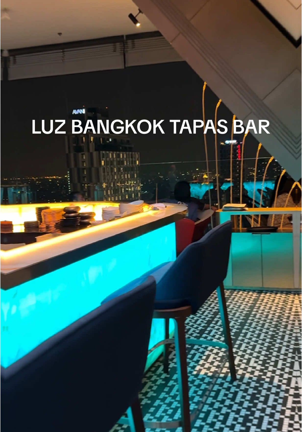 Another amazing rooftop dinner made easy with @hungryhub_th! ✨ This time, we visited @luzbangkok_tapasbar, a hidden gem at @innsidebangkok (Levels 33 & 34), serving up authentic Spanish flavors with a stunning Bangkok skyline as the backdrop. 🇪🇸🌇 We booked the LUZ Premium Sharing Set for 2 and enjoyed: 🥩 Entrecote De “Ribeye” – Grilled Australian Ribeye Steak, Sauteed Potato & Padron Peppers (฿1,589) 🔥 La Paella De Marisco – Mixed Seafood Paella (฿883) 🐟 Tuna Taki Taki Rumba – Tuna, Avocado Mousse & Shiso (฿577) 🦐 Gambas Al Ajillo – Sauteed Prawns with Chili & Garlic Sauce (฿530) 💰 All for just ฿2,390 for 2 people! (If ordered separately: ฿3,579 😲) The Ribeye and the Paella? Absolutely fantastic—savory, rich, and full of flavor! 🤩🔥 💡 No hidden fees, just an incredible rooftop dining experience! 🔗 Want to enjoy the same deal? Download the @hungryhub_th app now and unlock exclusive offers! #hungryhub #BangkokRooftops #RooftopsExplore #ThailandRestaurants #BangkokEats #BangkokFoodie #BangkokFoodGuide #BangkokRestaurants #BangkokSkyline #RooftopDining #BangkokNightlife #LuxuryDining #RooftopExperience #FoodieAdventures #BestOfBangkok #EatDrinkTravel #Melia #MeliaHotels #InnsidebyMelia @innsidebymelia 
