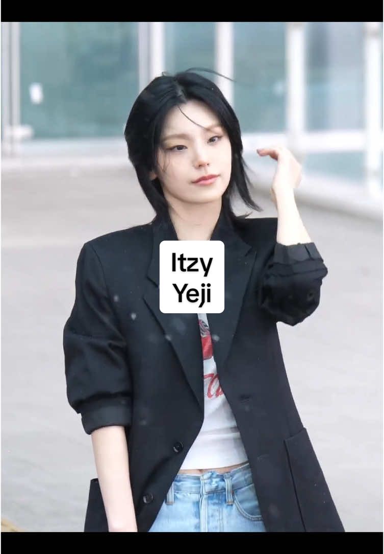 The most beautiful girl in this planet ❤️ #yeji #itzy #airport #shorthair #kpop #fancam 