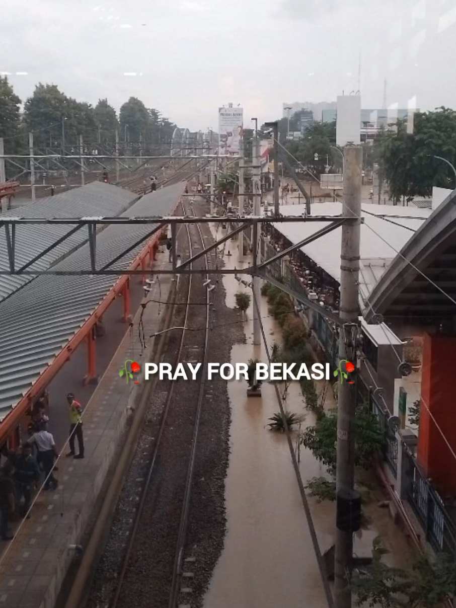 🥀 Pray for bekasi 🥀 innalillahi wa inalillahi roji'un turut prihatin buat teman-teman yang terkena banjir semoga lekas surut semuanya, sampai saat ini Stasiun bekasi masih banjir ya, mall Mega bekasi juga ikut terendam lt 1 banyak tenant favorit ku kalau belanja baju disana, semoga rezekinya diganti berkali lipat ya allah aamiin 🤲🥺 Pemerintah Bekasi jangan diem bae ya ayo gerak, rakyat mu kesulitan. #prayforbekasi #bekasi #banjir #stasiunbekasi #kotabekasi #megabekasi #villanusaindah #fyppppppppppppppppppppppp 