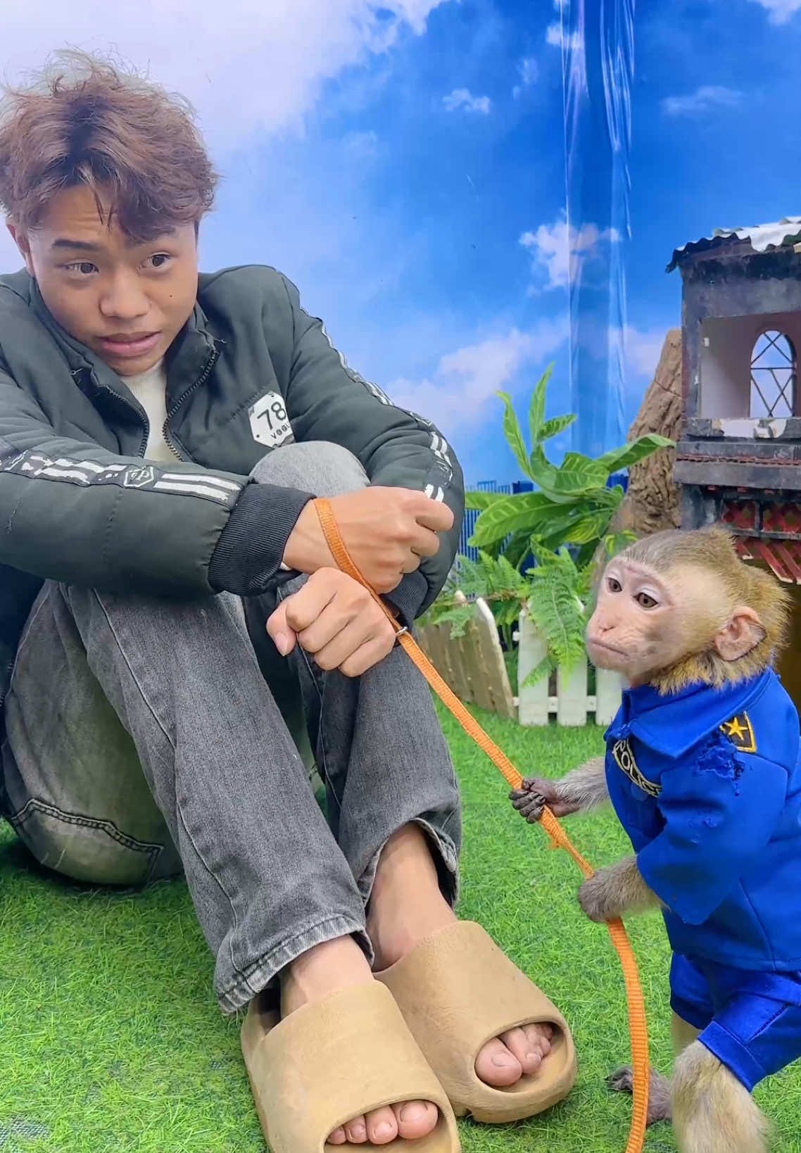 Monkey Nana helps Ba catch the thief🐒🙊🤑#viraltiktok #fyp #animals #tiktok #monkey #animalhouse 