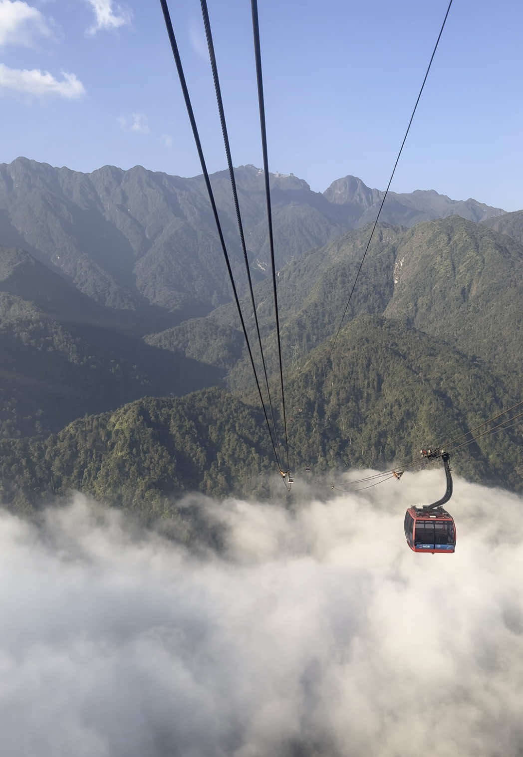 This mountains view is just surreal beautiful.  Location : Fansipan Cable Car  #sapa  #vietnam  #fansipan  #traveltiktok  #vietnamtravel  #travel  #foryou  #fypage 