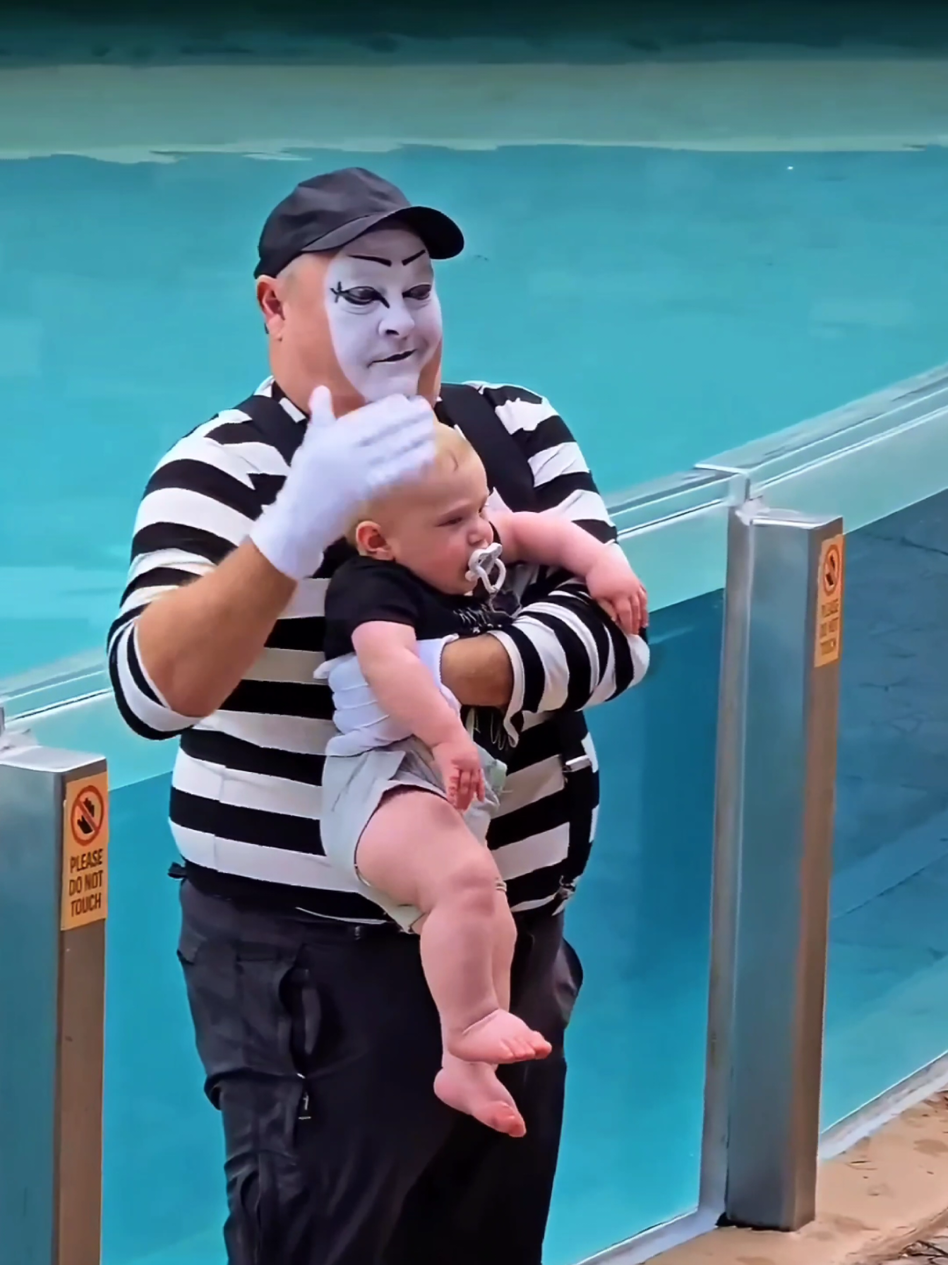 Soo Funny #bestoftom #hilarious #mime #tomthemime #tom #seaworldmime #tomtheseaworldmime #totanthemime #vairal #vairalvideo #funny #funnyvideos #fyp #foryou #foryoupage 