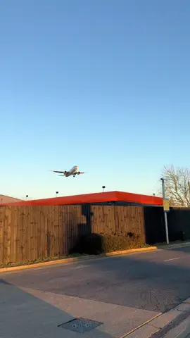 B777 Qatar on final RWY 27L LHR #aviation #planespotting 