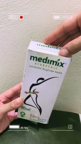 Dung dịch vệ sinh medimix an toàn với mọi loại da nhạy cảm từ ngày dùng sản phẩm này mọi vấn đề về cô bé sẽ được giải quyết -được triết xuất từ các loại thảo mộc an toàn lành tính phù hợp với mọi lứa tuổi 