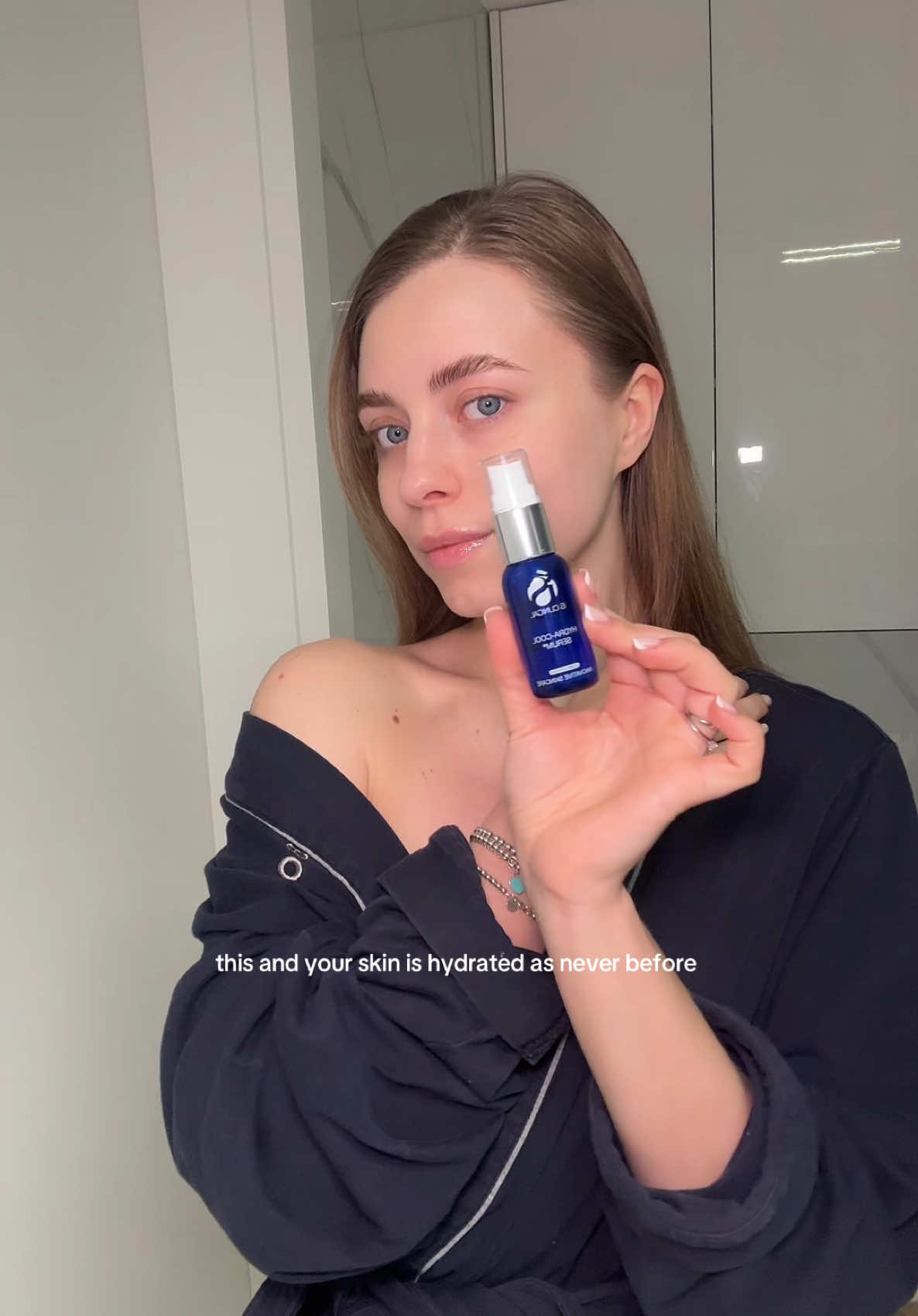 to my every girl who’s looking for the best serum on the market❤️ @iS CLINICAL  #isclinicalskincare#isclinicalhydracoolserum#hydraserum#hydrationserum#serum#skincaretips#skincarereview#skincareinfluencer  