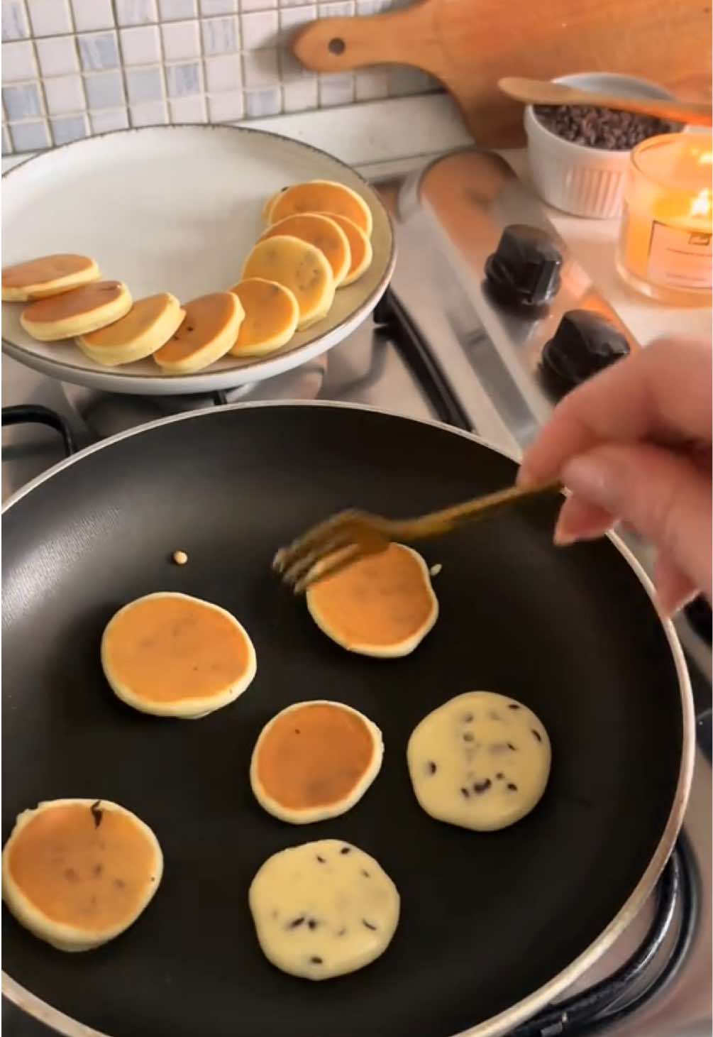 Mini pancakes with chocolate chips for the pancake day🥞🤎 Piccoli pancake con gocce di cioccolato ripieni di crema al cioccolato per festeggiare il pancake day 🥞🤎 Ricetta: Ingredienti: _ 160 gr farina 00 _ 5 gr lievito per dolci _ 35 gr zucchero _ 2 uova _ 125 gr latte _ 15 gr olio  _ gocce di cioccolato q.b.  Mescolate con una frusta le uova con lo zucchero poi aggiungete le polveri setacciate e piano piano i liquidi mescolando. Per ultimo le gocce di cioccolato. Su una padella calda antiaderente cuocete i mini pancakes bene da entrambi i lati. Riempite i pancakes con crema al cioccolato o Nutella, in modo da creare dei mini sandwich! #pancakes #pancake #minipancakes #fyp #perte #andiamoneiperte #perteeee #brunch #pancakesrecipe #chocolatechippancakes #pancakeday #chocolatechip #pancakesandwich #viral #foodtrend #breakfast #nutellapancake  #pastry  #EasyRecipe