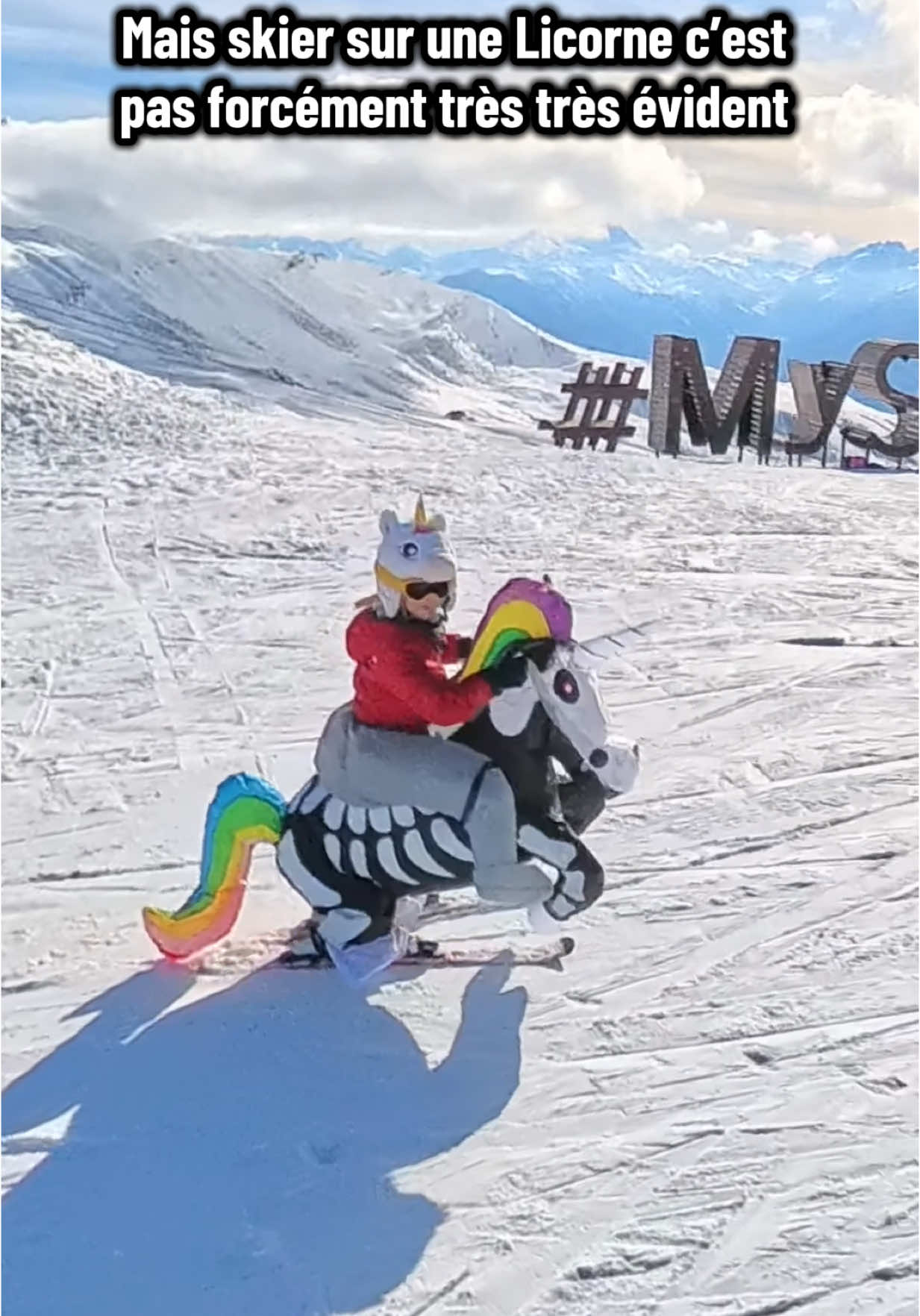 Accusé de vouloir crever une Licorne déjà morte ! C’est le comble ça ! Joyeux Mardi Gras !!! #ski #lalicorne #thesnowaddict #snowaddict #mardigras #mardigras2025 #skideguisé #deguisement #skier #skieur #skieurs #pioupiou #pioupioulicorne #lalicorne #povski #skipov #humourski #skihumour #skienfant #skikids #skikidz #pioupiouski #mysfl @rossignol @WATTS #RideDifferent @insta360_official @MySFL 