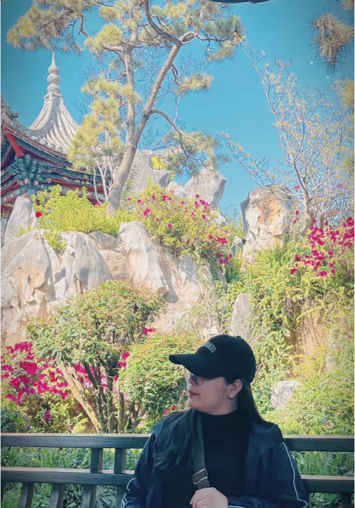 “Một bàn tay nhỏ không che được hết nắng Một bước chân ngắn, không đi hết lòng người”