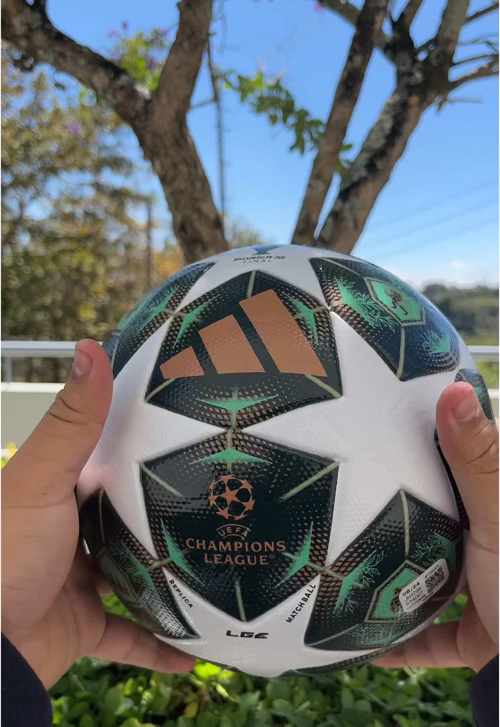 🏆 EL SONIDO DE LA CHAMPIONS 🏆 ⚽✨ ASMR del balón oficial de la competición más importante de Europa. Cierra los ojos y siente la magia de la UEFA Champions League en cada toque. 💙🎶 #ElSonidoDeLaChampions #ChampionsLeague #BalónOficial #ZonaFútbol #FútbolGT #PasiónPorElFútbol