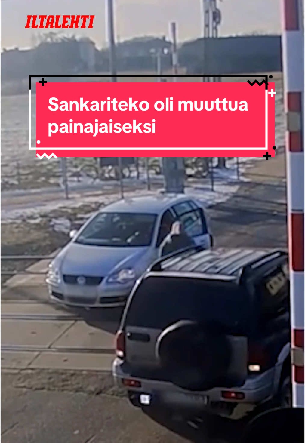 Ohikulkijan sankariteko meinasi päättyä kamalalla tavalla. Valtion rautatieyhtiön mukaan vastaavissa vastaavissa tilanteissa kuljettajan tulisi jättää auto välittömästi, varmistaa, että kaikki matkustajat poistuvat autosta, ja soittaa hätänumeroon, kertoo Reuters. #iltalehti #juna #sankari 