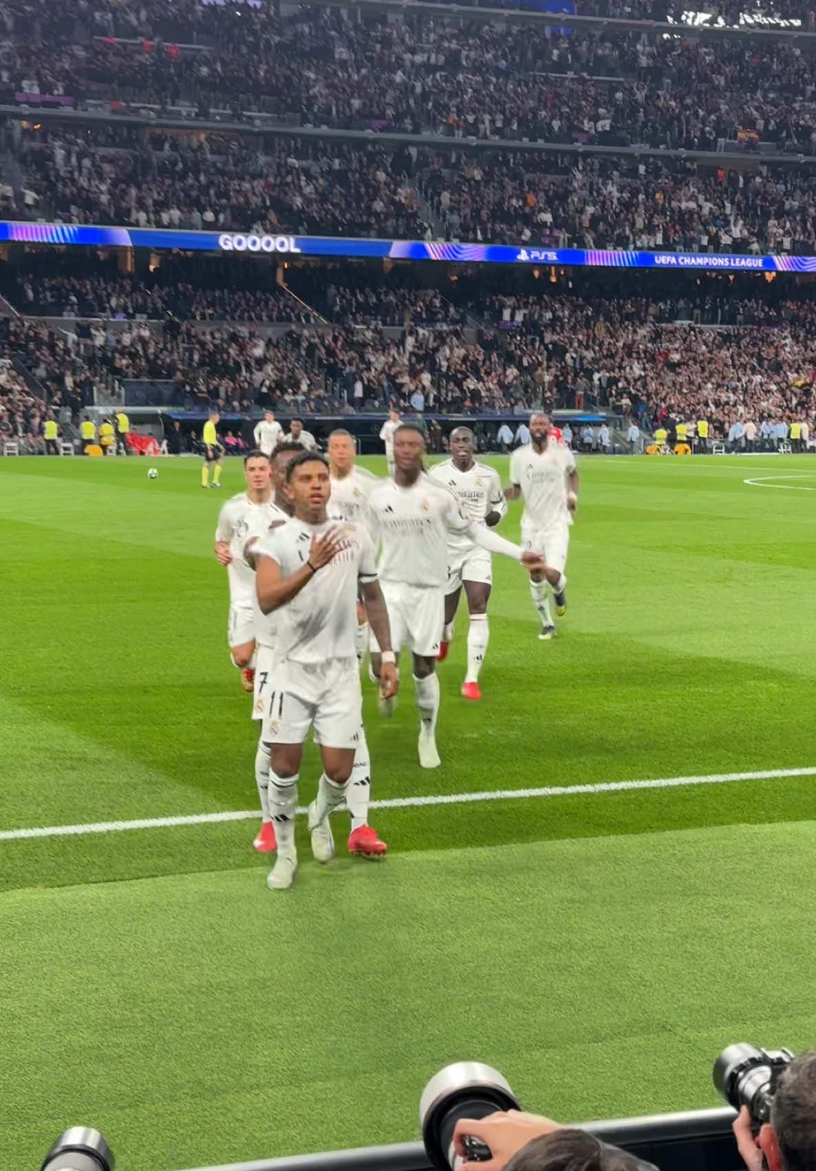 Goooooooooooooool de Rodrygo Goes! Real Madrid 1-0 Atlético de Madrid💜🤍🫶⚽️ @Real Madrid C.F. @Champions League #realmadrid #halamadrid #madridista #madridistas #madrid #santiagobernabeu #derbi #championsleague #atleticodemadrid #fypシ #bts #greenscreenvideo #viralvideo #waitforit #fyp #greenscreen #viral #gol #goal #rodrygo 