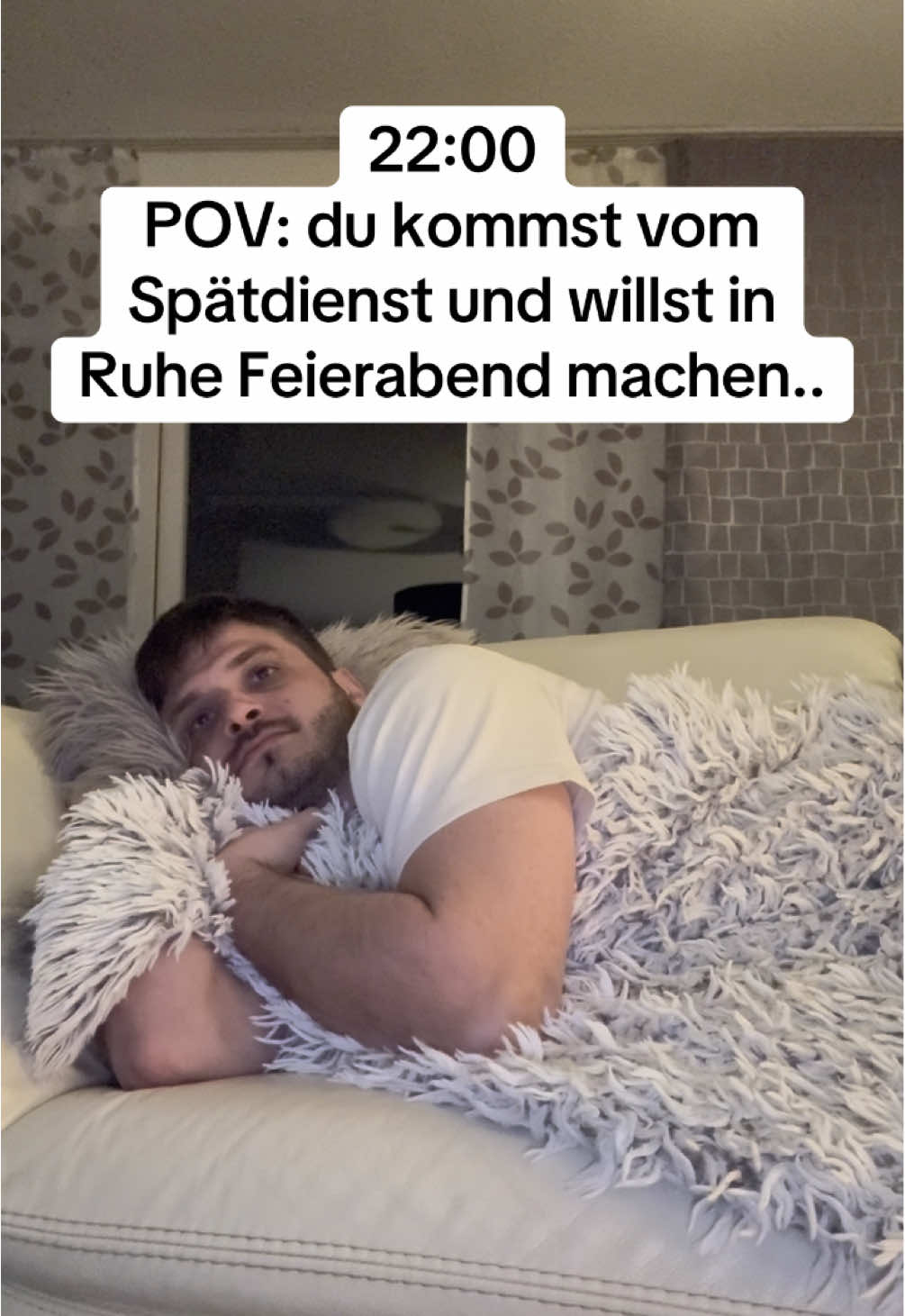 Der Pflegeberuf 😬 #pflege #pflegehumor #pflegealltag #pflegefachkraft #feierabend #gedanken #vergessen #couch #ruhe #verkackt 