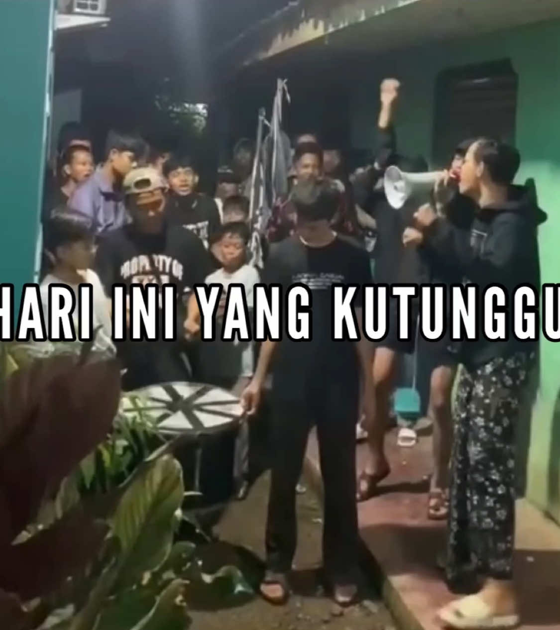 Follow Instagram @chantssuporter.id ___ SAHOOOOOR SAHOOOOOR .. Warga Babakan Raden, Cariu, Bogor / @babakanradenyouth . Di tunggu aksi-aksi yang lain dari kalian yaaa 🔥 ____________ Source Video: Instagram/ babakanradenyouth . ___  #Fyp #Fypシ #ChantSuporter #SuporterIndonesia #Ultras #Hooligans