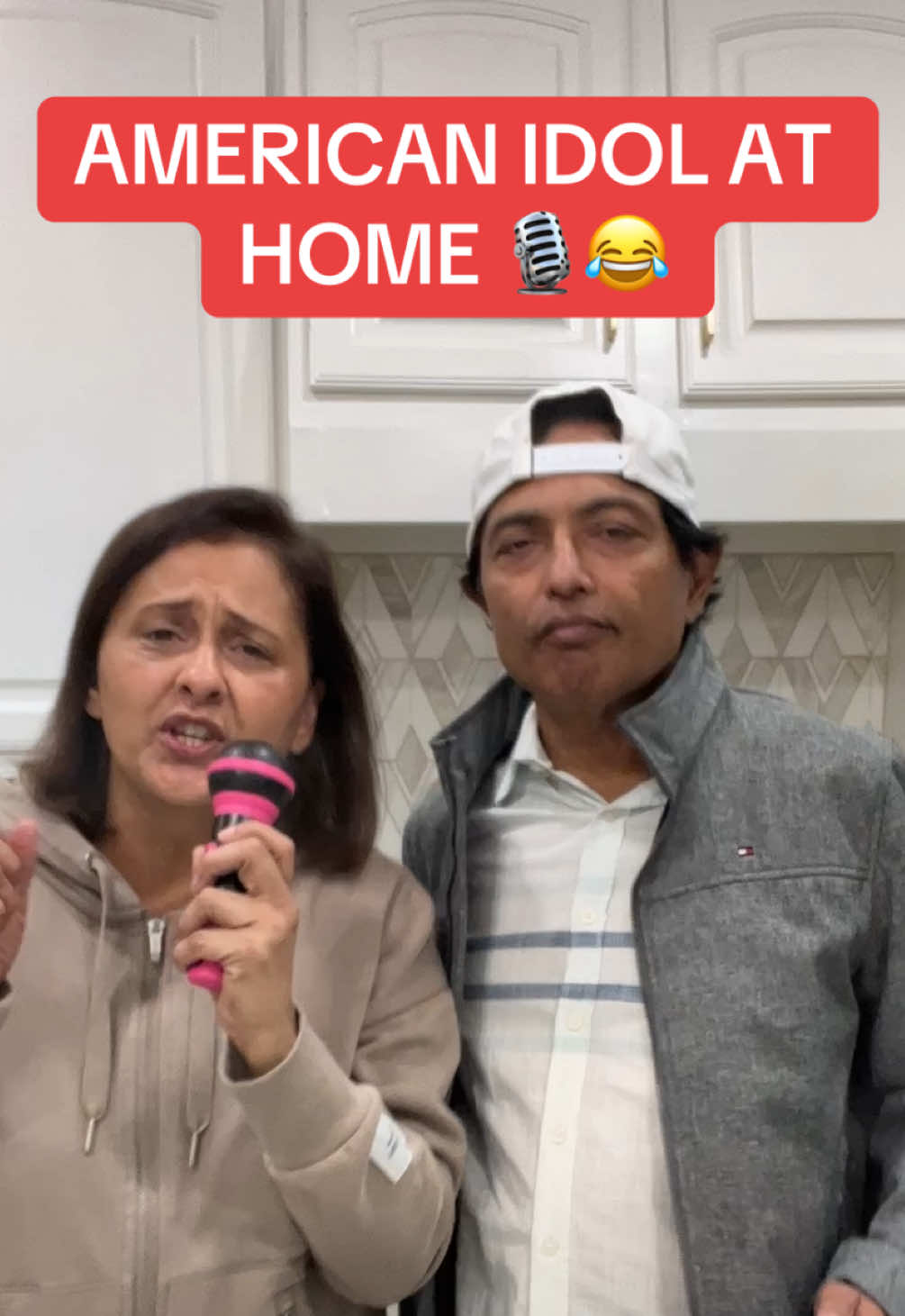 THE SINGING GAME THAT LETS EVERYONE HAVE FUN  😂🎙️#grabthemic #luckyegg #americanidol #karaokenight #singingchallenge 