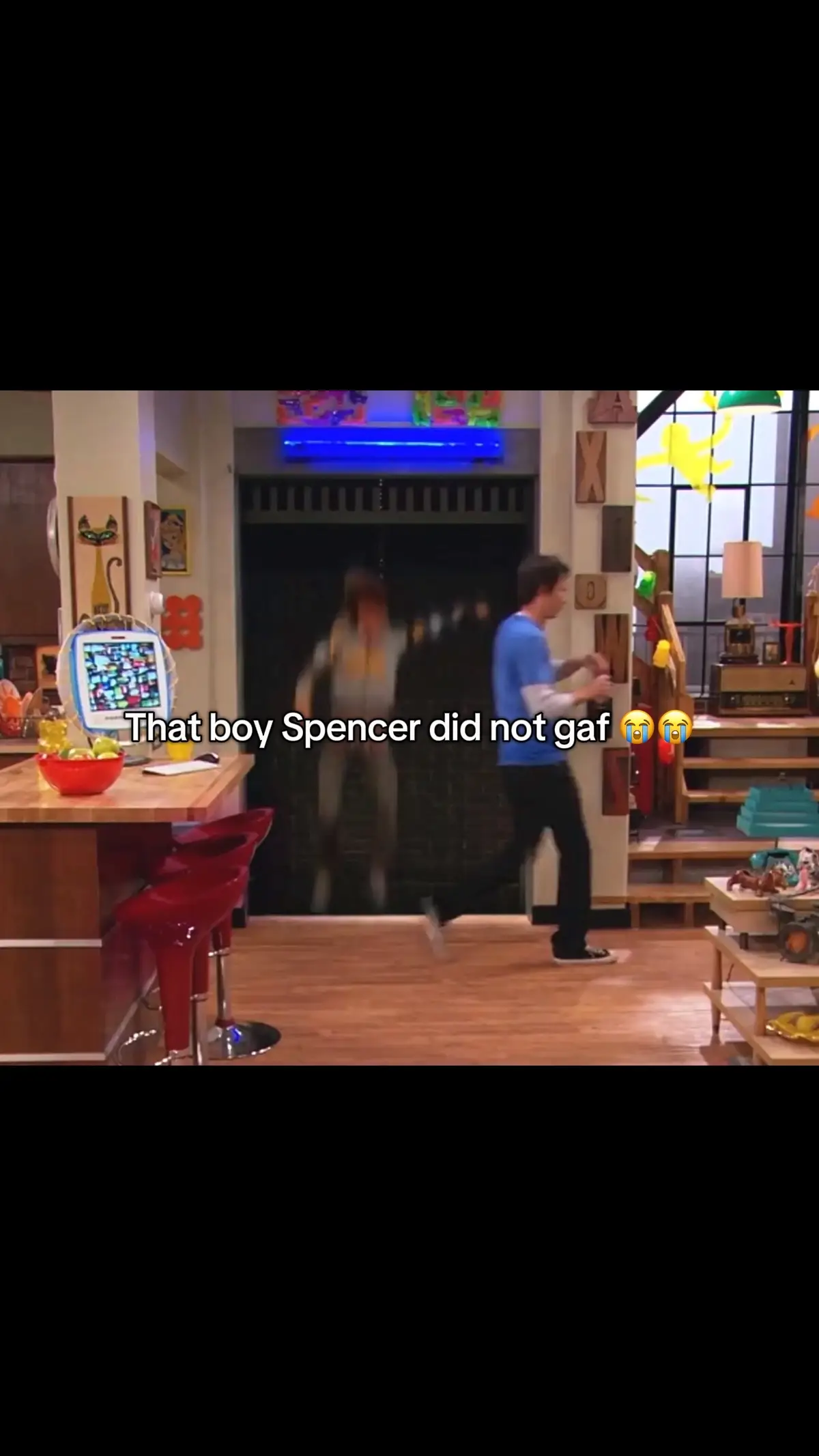 Carly, Sam AND Spencer getting charged the way they did absolutely nothing to stop this dude from falling 💀😂 PS: I know he didn’t see him before somebody comments 💀💀 #icarly #spencer #spencershay #bigtimerush #funny #nickelodeon #hilarious #freezeframe #😭😭 #relatable #synfulcse 