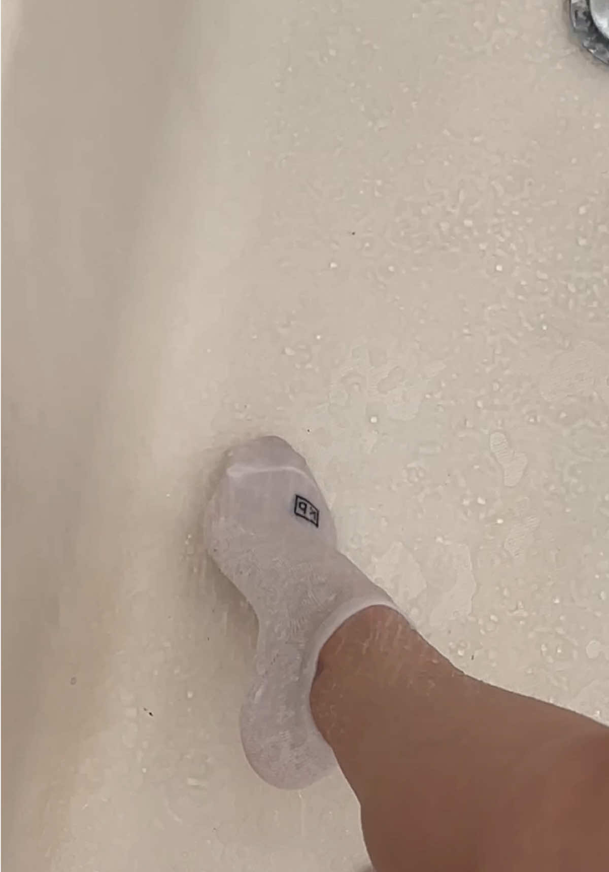 Isn’t it cool how white socks look different when wet?! 🤌🏻 #socktok#cozysocks#anklesocks#whitesocks#colorfulsocks#arch#buymysocks#barefoot#socks#stinkysocks#wornsocks#smellysocks#buymystuff#higharches#dirtysocks#socklover#dirtyshoes#kbellsocks#cleansocks