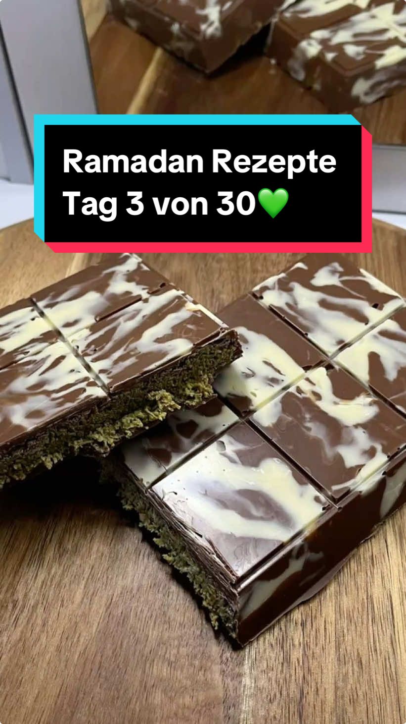 Speichert euch das Rezept & markiert eure Freunde, die das mit euch probieren müssen! 🍫🚀 Zutaten: 	•	200 g Vollmilchschokolade oder Zartbitterschokolade 	•	2 EL Pistaziencreme 	•	30 g Kadayif (zerbröselt) 	•	1 EL Tahin (Sesampaste) Zubereitung: 	1.	Schokolade schmelzen 	•	Die Schokolade in kleine Stücke hacken und im Wasserbad oder in der Mikrowelle (in 30-Sekunden-Intervallen) schmelzen. 	2.	Pistaziencreme & Tahin einrühren 	•	Die Pistaziencreme und das Tahin zur geschmolzenen Schokolade geben und gut vermischen. 	3.	Kadayif hinzufügen 	•	Die zerbröselten Kadayif vorsichtig unterheben, damit sie knusprig bleiben. 	4.	In eine Form geben & kühlen 	•	Die Mischung auf Backpapier glattstreichen oder in eine Form gießen. 	•	Für ca. 1-2 Stunden im Kühlschrank fest werden lassen. 	5.	Servieren 	•	In Stücke schneiden und genießen! #dessert #Viral #Schokolade #Foodtrend #Pistazien  #TikTokFood #FoodLover  #Rezeptideen #dubaischokolade #dubaichocolate #havvanks #caposfreundin #caposfrau #tünaydin #RamadanRezepte 