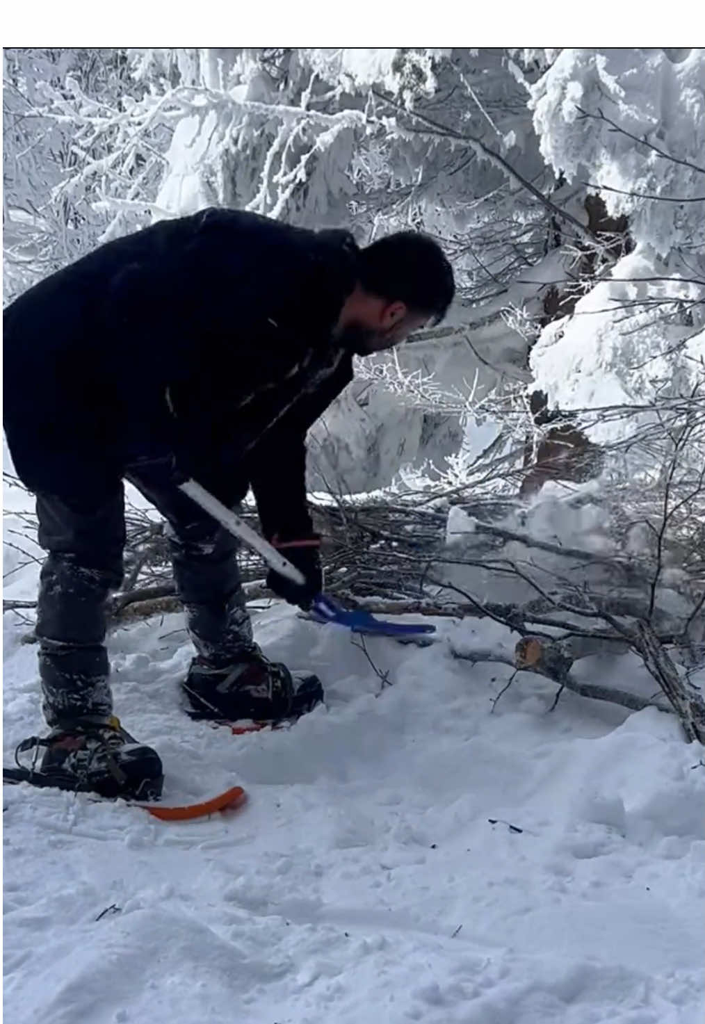 Desafiando o frio extremo com inteligência e coragem! ❄️🔥 Este homem cava seu próprio abrigo dentro da neve, transformando o gelo em um refúgio quente e aconchegante. Enquanto a tempestade castiga lá fora, ele constrói cuidadosamente um espaço seguro, isolado e confortável, provando que a natureza pode oferecer tudo o que precisamos para sobreviver. Uma verdadeira aula de resistência e adaptação! 🌨️🏕️ #snowcamping #wintercamping #survivalcamping #snowcave #extremeweather #campinginthesnow #bushcraft #cozycamping #adventuretime #outdooradventure #wildernesscamping #exploremore #offgridlife #neveextrema #winterwonderland