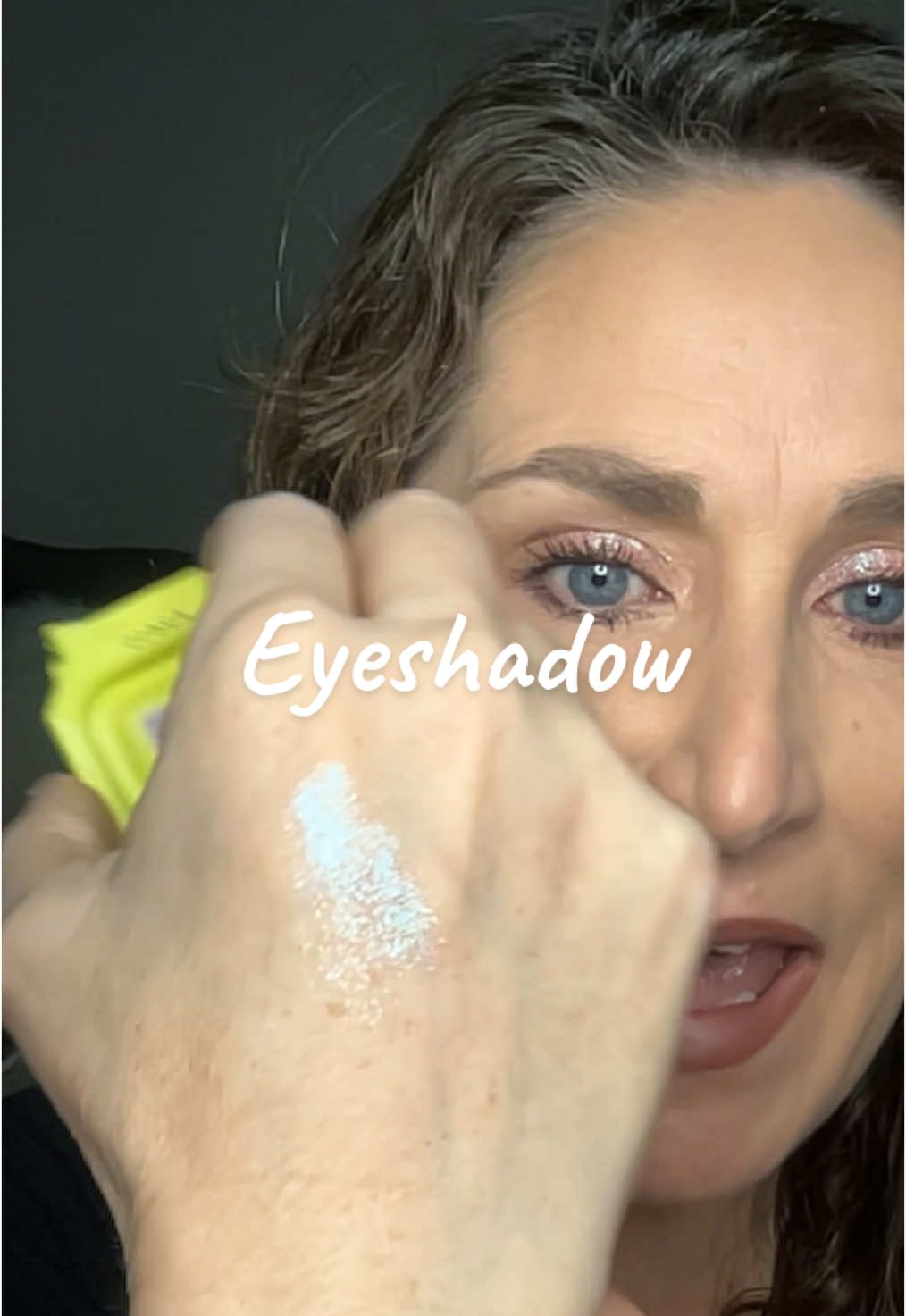 Super pretty & EASY eyeshadow. I applied it with my finger!  #eyeshadow #eyeshadowtutorial #eyes #shimmereyeshadow #eyes #blushinglizardeyeshadow @Half Magic #easyeyeshadow #easymakeup #creatorsearchinsights  #creatorsearchinsights 