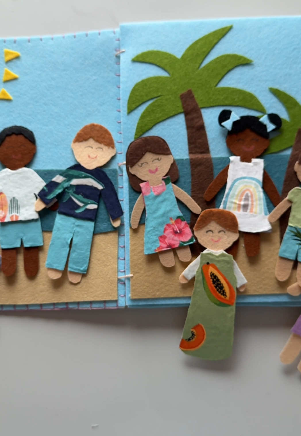 Hawaii here with come 🏝️🍍🌺☀️🥭✨💖 @kytebaby  #craftymoms #feltdoll #feltcrafts 