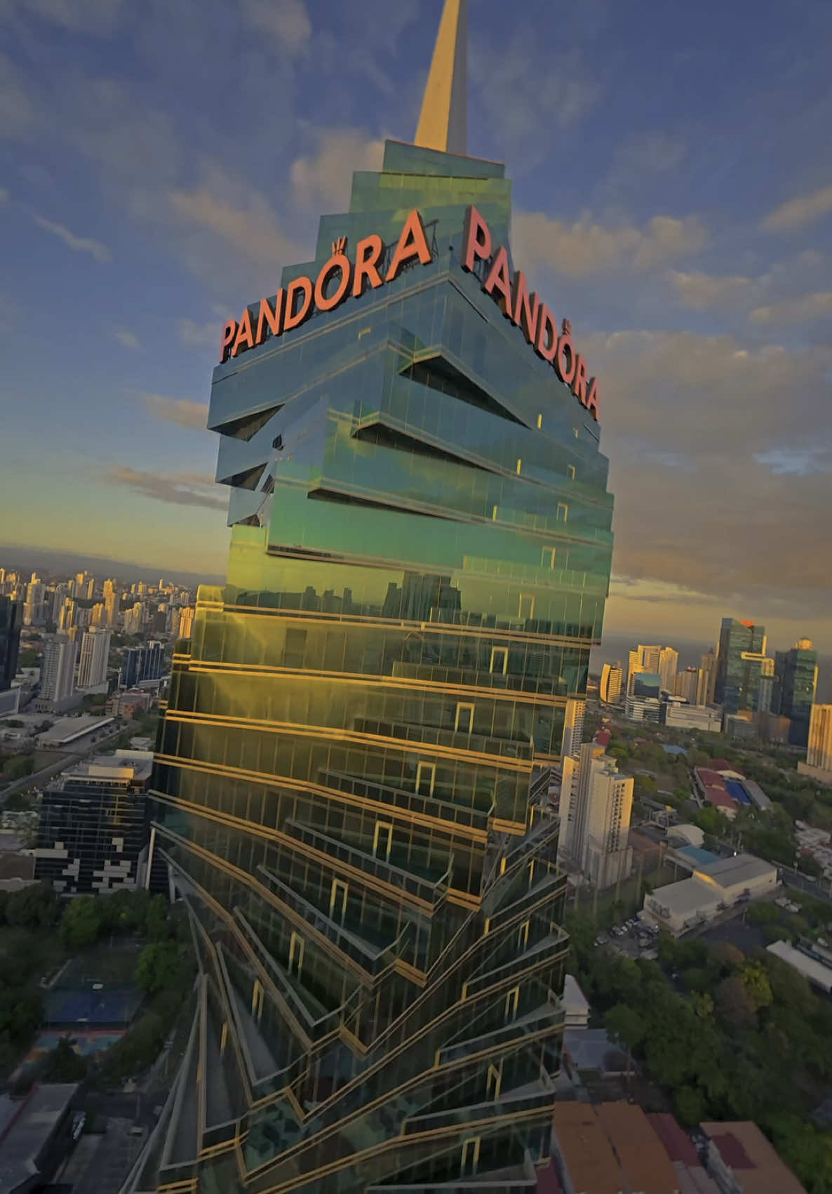 El bautizado emblema de la ciudad de #Panamá conocido como “El Tornillo” es el edificio “F&F” en calle 50. Un edificio que donde sea te ubiques lo puedes ver en cualquier punto de la ciudad. Una extrema belleza #eltornillo #Panama #calle50Panama #calle50 #drone #panamadrone #rialdofpv #fpvPanama #fpv 