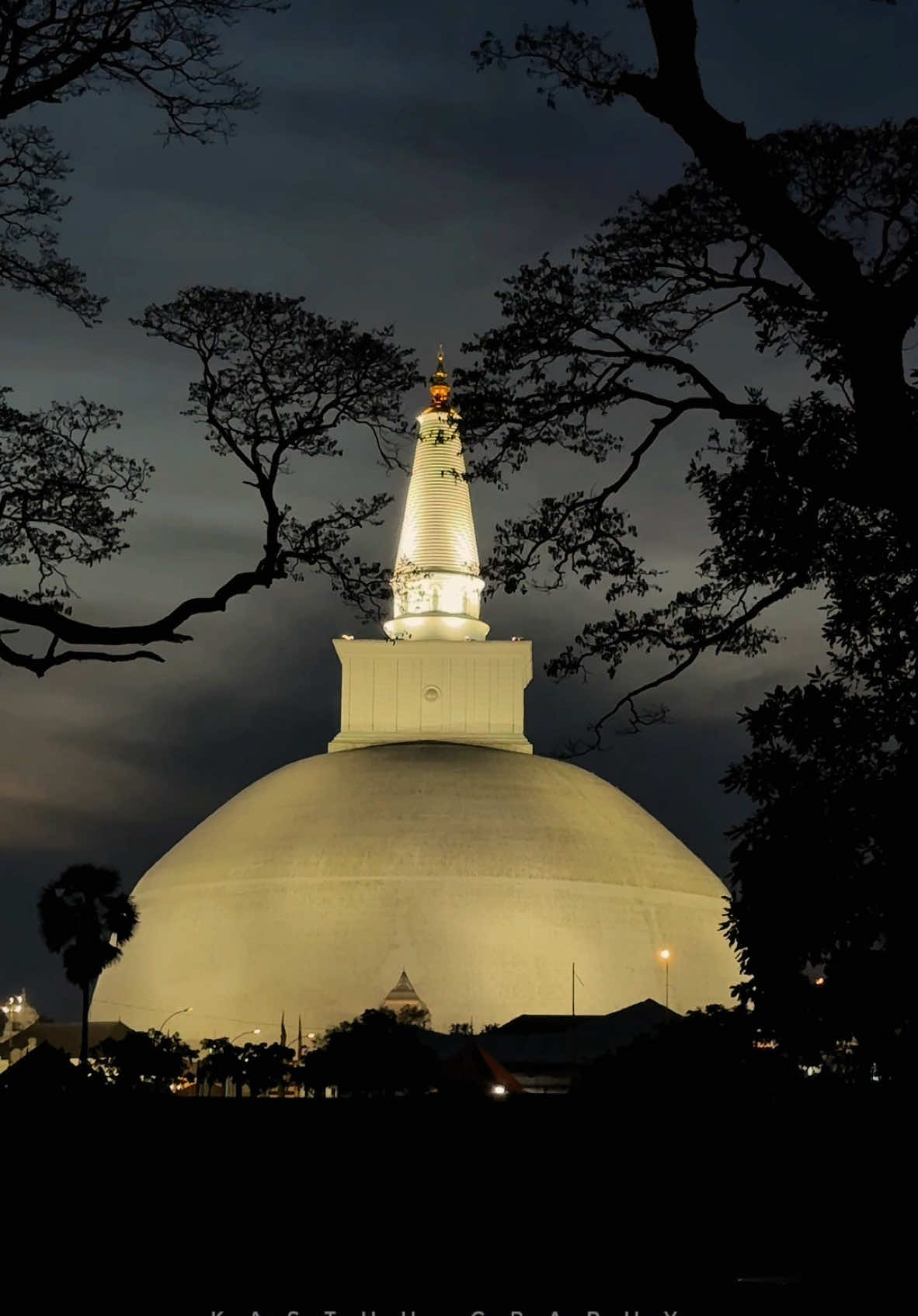 Ever been to Ruwanweli Maha Seya at evening #evening #ruwanweliseya❤️☸️🙏 #anuradhapura #buddha #wandana 
