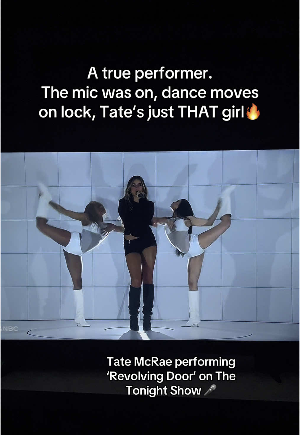 Tate just doesn’t miss👏🏼 @tate mcrae #tatemcrae #t8 #revolvingdoor #tonightshow #performance #newmusic #sc2w #fyp 