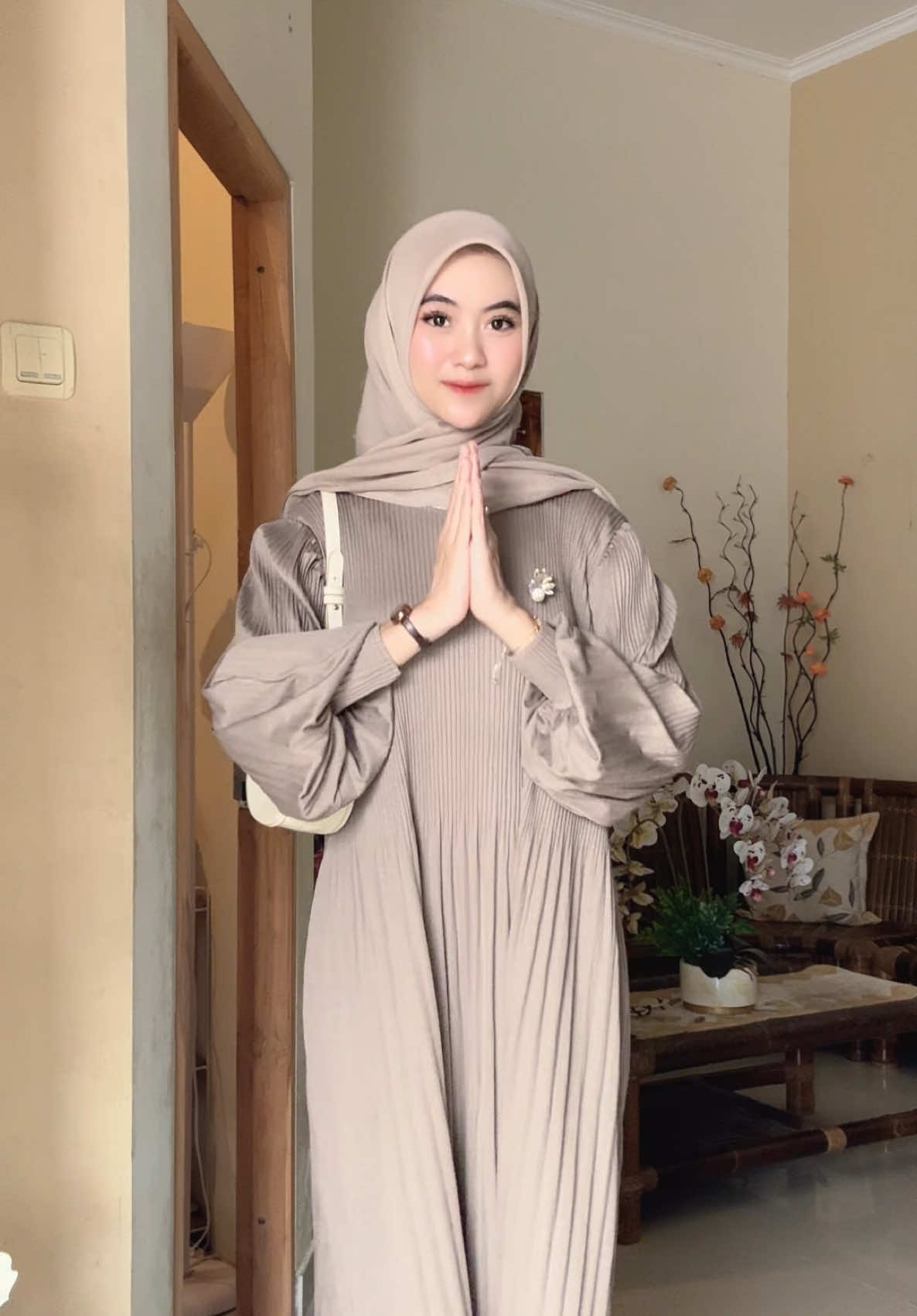 Masyaallah cantiknya dress ini🤎 #dress #plisket #lenganbalon #dresslebaran2025 