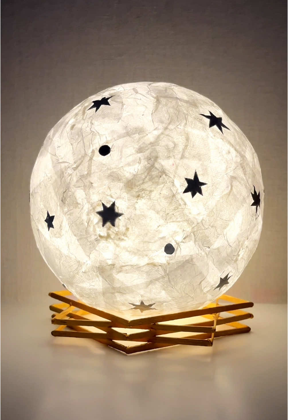 Make Your Own Lunar Lamp! #DIYLunarLamp #CreativeProjects #Handmade #DIY Materials:  • Toilet paper  • Balloon  • PVA glue  • Hot glue  • Water  • Glass  • Paintbrush  • Confetti  • Scissors  • Wooden sticks  • Garland