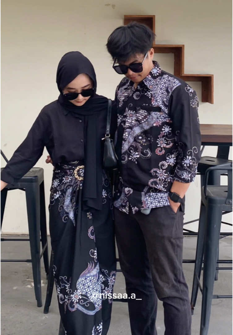 #outfitcouple #batikmodern  #shopmaster #wibgajian #batikcouple #batikcouplemodern #JelajahRomantis  #yearendsale #promoguncang33 #batikkondangan #ramadhanekstraseru 