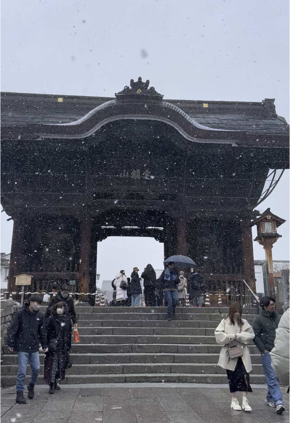 Zenkoji temple in Nagano!! + apple pie #nagano #snowday #japan #japantravel #zenkojitemple #japanesefood #Foodie #fyp #fypage #foryourpage 