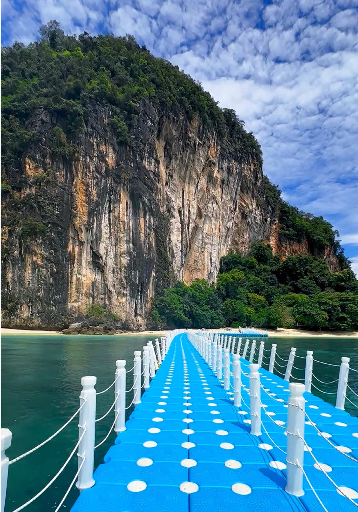 So rare to be alone during the day here 🏝️💦 📍Koh Hong - Krabi , Thailand 🇹🇭  #travel #vacation #islandlife #beachvibes #thailandtravel #tropical #destination 