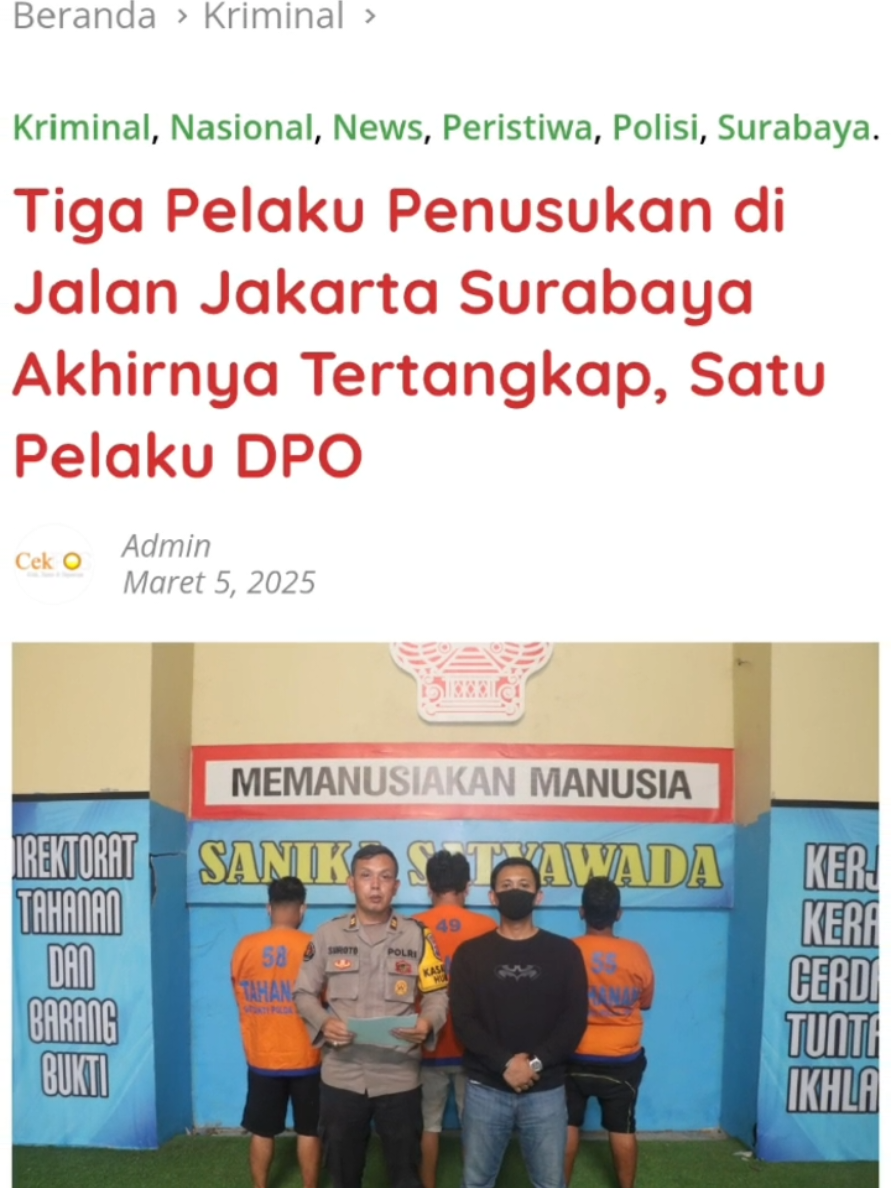 Surabaya – Satreskrim Polres Pelabuhan Tanjung Perak akhirnya menangkap pelaku penusukan di Jalan Jakarta, Surabaya. Tiga pelaku diamankan yaitu AFA, 31, SA, 33, dan H, 40, ketiganya warga Surabaya. Sementara satu tersangka lagi MT sang eksekutor saat ini masih dalam Daftar Pencarian Orang (DPO). Kasatreskrim Polres Pelabuhan Tanjung Perak AKP M Prasetyo melalui Kasi Humas Iptu Suroto mengungkapkan, tiga tersangka yang diamankan ini salah satunya AFA yang merupakan otak sekaligus yang memerintah tiga pelaku lain untuk menusuk korban M warga Kebomas, Gresik, di Jalan Jakarta, Surabaya. “Tiga tersangka ini sekarang sudah kami tahan di Rutan Polda Jatim. Kami juga masih berupaya mencari keberadaan tersangka MT yang masih DPO,” ujarnya. Ia mengungkapkan, dari hasil penyidikan diketahui, aksi pelaku ini sudah direncanakan sebelumnya. AFA yang memiliki masalah dengan korban M tersebut meminta bantuan MT, H, dan SA untuk melukai korban. Mereka dua kali mencoba melukai korban M. Namun, aksi tersebut gagal. Hingga akhirnya AFA mengetahui jika korban M mengikuti haul di Jalan Jatipurwo, Semampir, Surabaya. Melalui pesan WhatsApp (WA), AFA meminta tim yaitu pelaku MT, SA, serta H untuk beraksi. Mereka merencanakan menabrak mobil korban saat pulang dan akan menusuk korban menggunakan pisau penghabisan ketika korban turun dari mobil. Ketika mengetahui mobil korban keluar dari lokasi haul, pelaku mengikutinya menggunakan sepeda motor. MT bersama SA berboncengan mengendarai sepeda motor Vario sementara H menggunakan Revo. “Mereka sudah membagi tugas. H sebagai penabrak dan MT yang akan menganiaya dengan pisau. Pisau tersebut sudah kami amankan,” tuturnya. Sesampainya di Jalan Jakarta, Surabaya, H langsung beraksi. Ia menabrak bagian belakang mobil. Kemudian, korban turun dan menuju bagian belakang mobil untuk melihat kerusakan. Tersangka SA dan MT yang sudah menunggu langsung bergegas. “MT turun dari motor dan menusukkan pisau sebanyak dua kali ke arah korban. Kemudian mereka melarikan diri,” ujarnya. Korban langsung dievakuasi saudaranya ke dalam mobil dan sempat mencoba mengejar pelaku. Namun ketika pelaku berhasil kabur di Jalan Demak, Surabaya. Setelah kejadian MT dan SA melapor ke AFA dan meminta mereka kabur ke rumah saudara AFA di Madura. Selang dua hari, AFA melalui pesan WA meminta ketiga tersangka kembali pulang ke Surabaya karena dirasa aman. Namun, ternyata korban meninggal dunia, Sabtu (1/3) malam. AFA, SA, dan H berhasil ditangkap Satreskrim Polres Pelabuhan Tanjung Perak di rumah masing-masing. Dari hasil penyidikan sementara, AFA melakukan hal ini karena sakit hati. Hal tersebut dikarenakan ada masalah utang piutang dengan korban M. Sementara SA dan H melakukannya karena mendapat upah dari AFA. Ketiga tersangka ini dijerat pasal berlapis yaitu Pasal 340 KUHP terkait pembunuhan berencana dengan ancaman hukuman 20 tahun penjara. Tidak hanya itu, polisi juga mengenakan pasal 170 , 351, KUHP dan Undang-Undang Darurat terkait kepemilikan senjata tajam (sajam). https://www.cekpos.id/tiga-pelaku-penusukan-di-jalan-jakarta-surabaya-akhirnya-tertangkap-satu-pelaku-dpo/ #polrespelabuhantanjungperak  #CapCut 