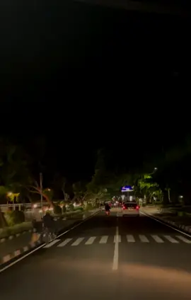 seperti tenangnya malam yang selalu dicari dan setenang lirik di lagu ini, semoga semuanya terus begitu. #malam #tanda 